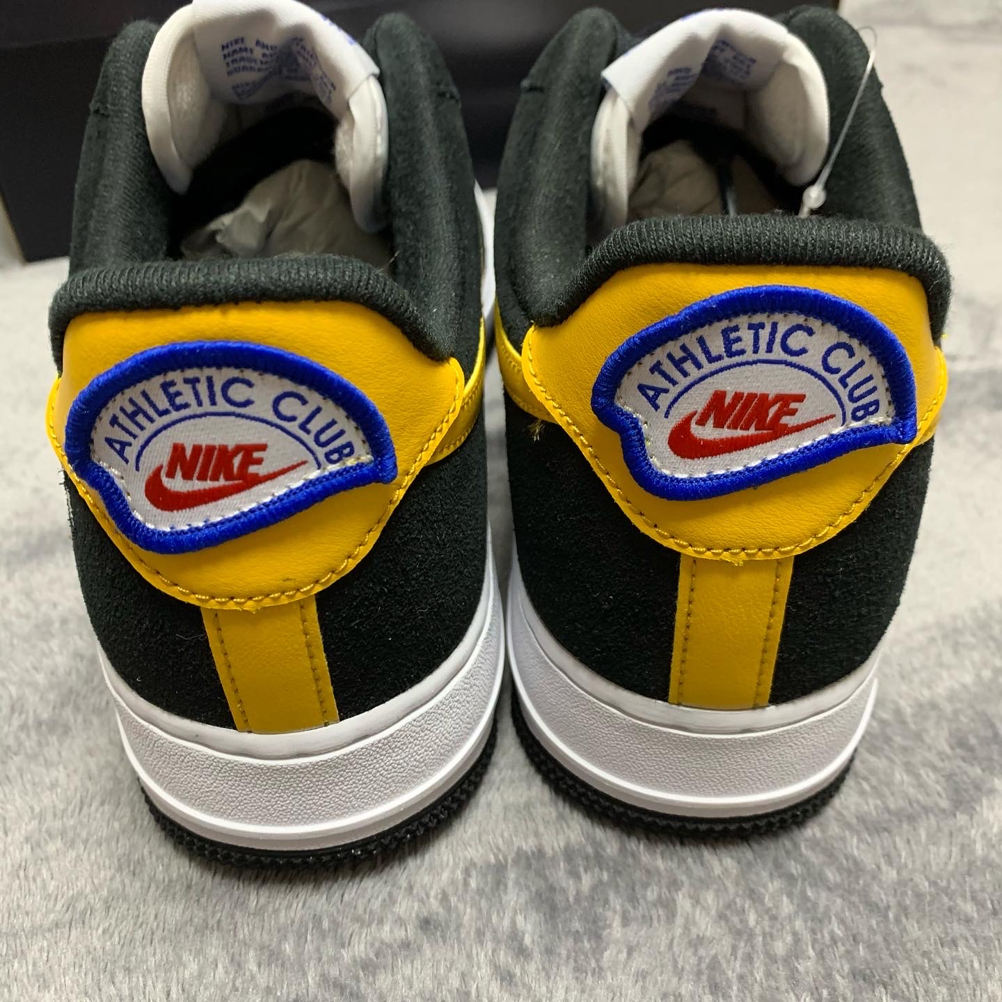 Nike Air Force 1 '07 LV8 Athletic Club Black Dark Sulfur 착용 스타일 - 3