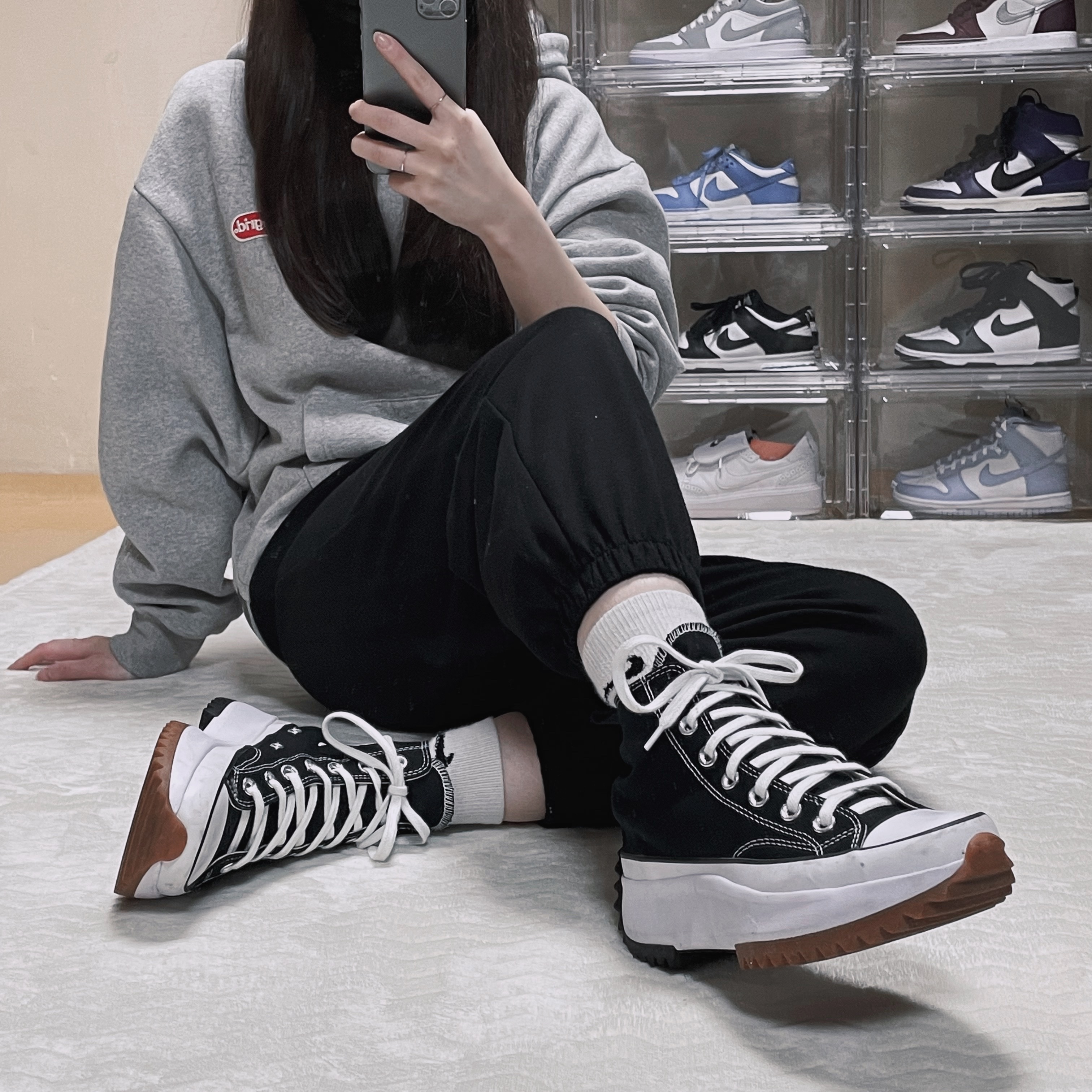Converse Run Star Hike Hi Black White Gum 착용 스타일 - 1
