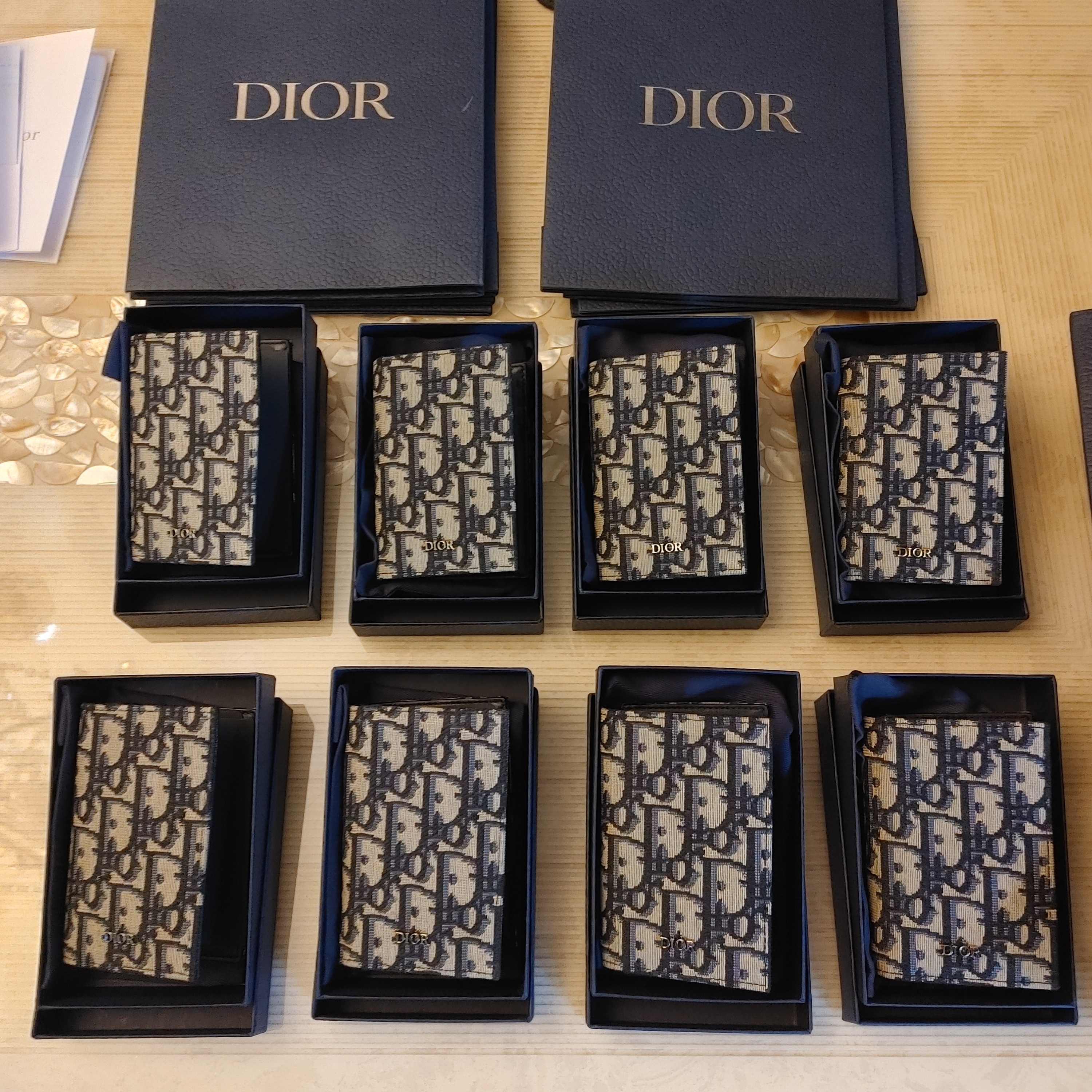 Dior Bi-Fold Card Holder Beige & Black Dior Oblique Jacquard 착용 스타일