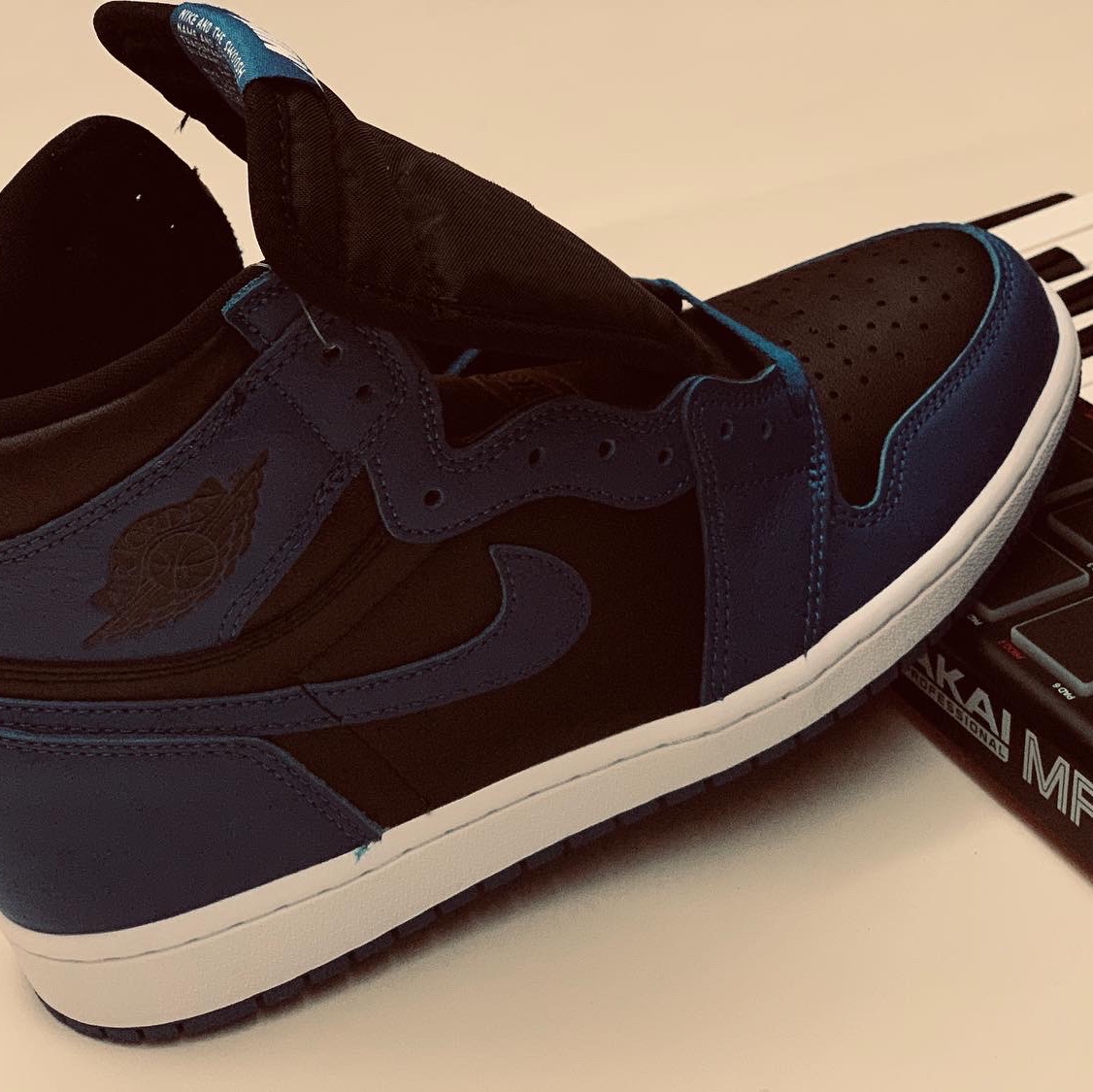 Jordan 1 Retro High OG Dark Marina Blue 착용 스타일 - 5