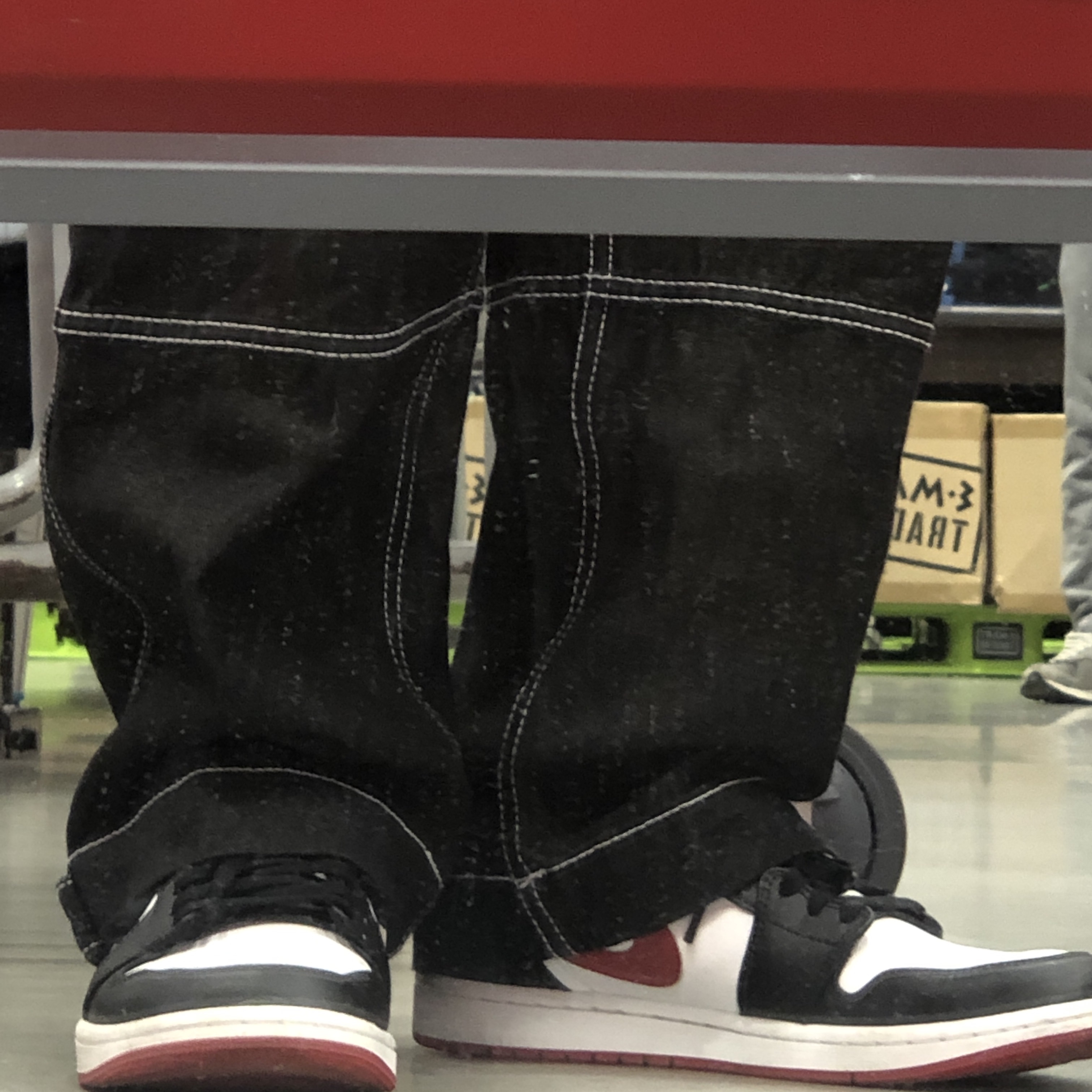 Jordan 1 Mid Gym Red Black White 착용 스타일 - 1