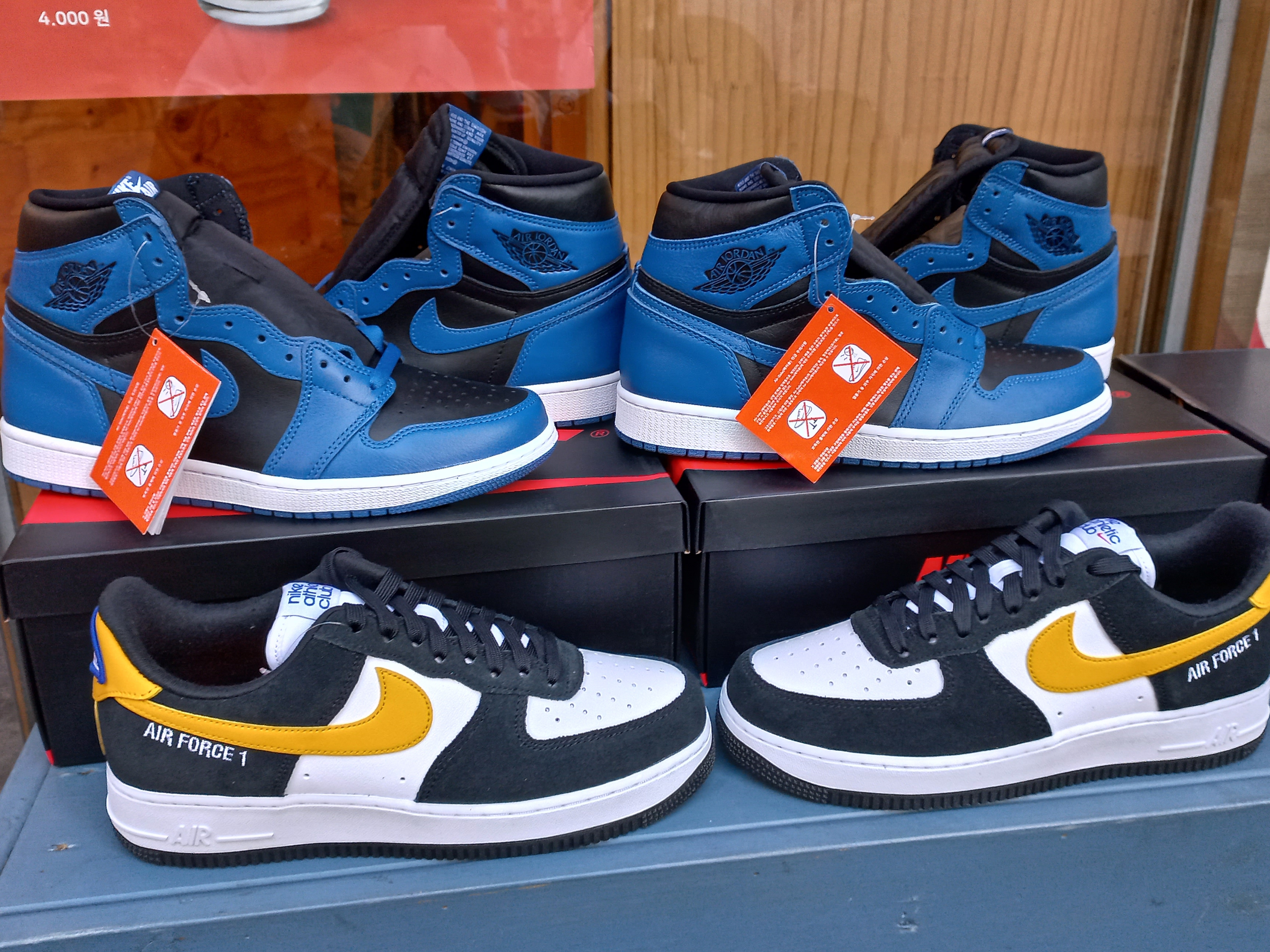 Jordan 1 Retro High OG Dark Marina Blue, Nike Air Force 1 '07 LV8 Athletic Club Black Dark Sulfur 착용 스타일 - 1
