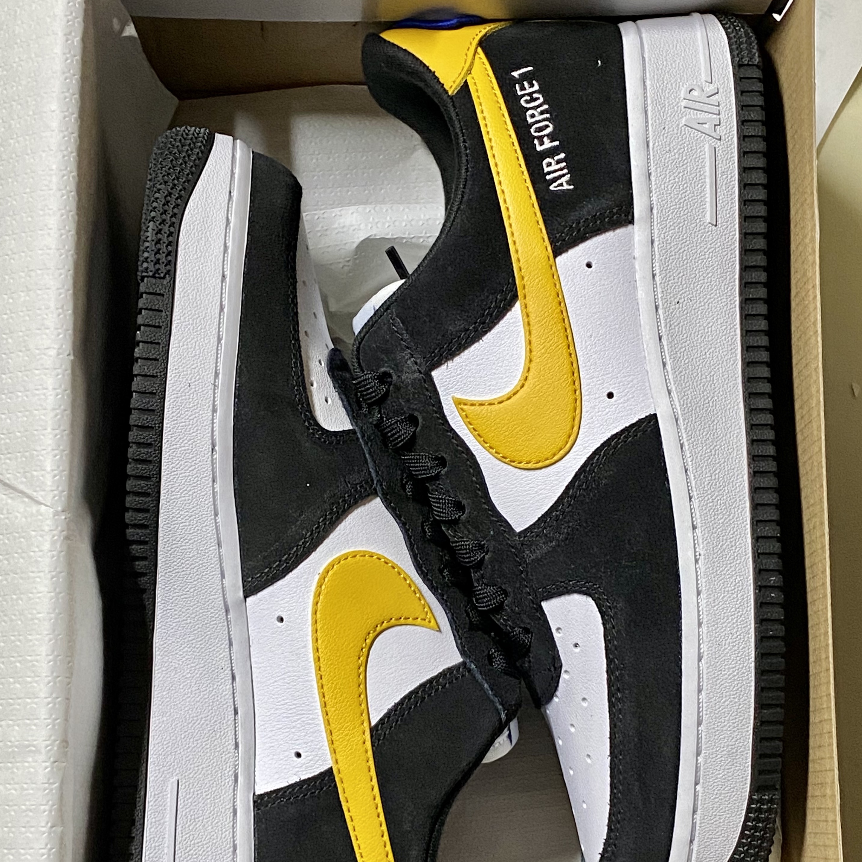Nike Air Force 1 '07 LV8 Athletic Club Black Dark Sulfur 착용 스타일