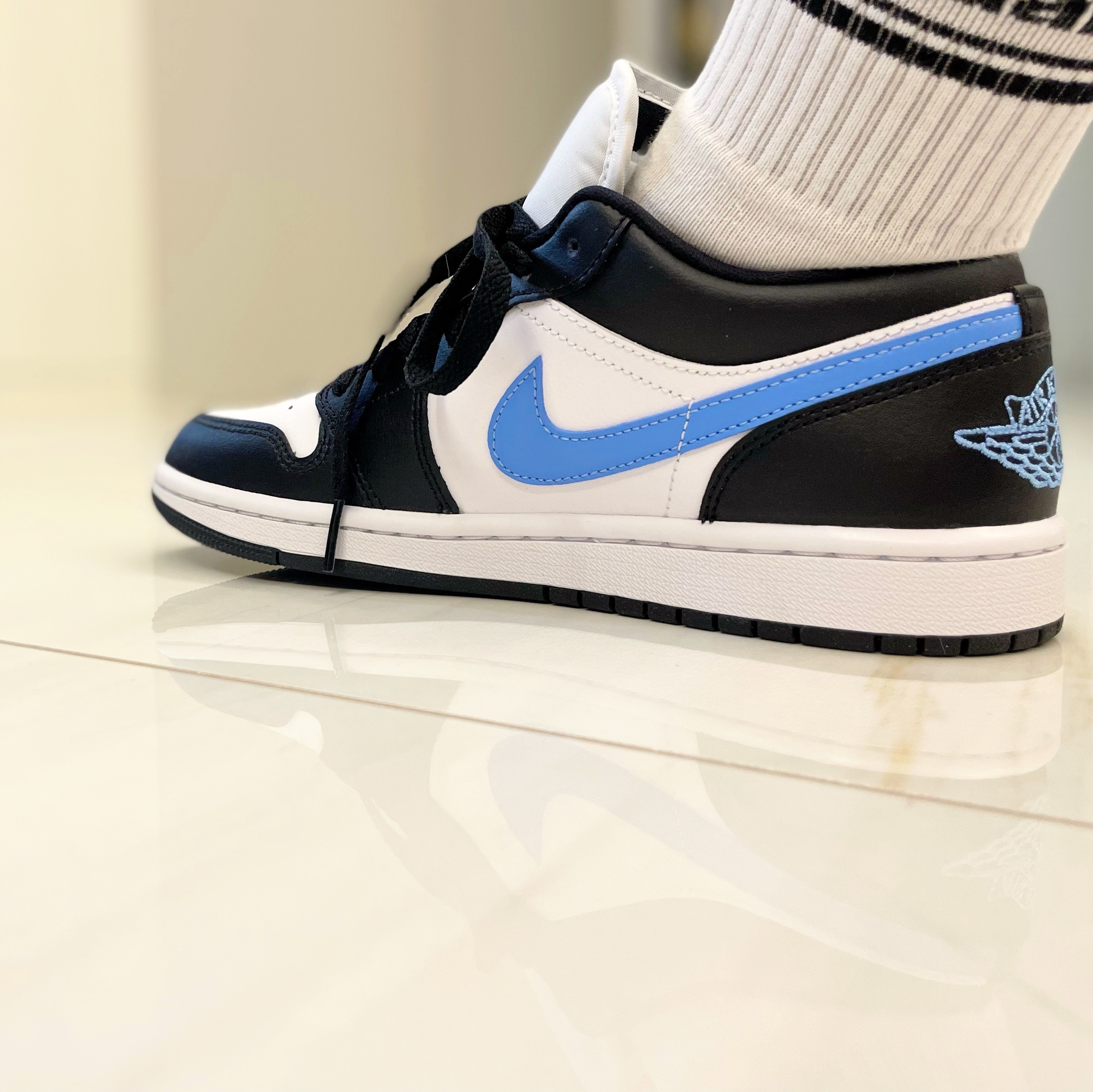 (W) Jordan 1 Low Black University Blue 착용 스타일 - 2