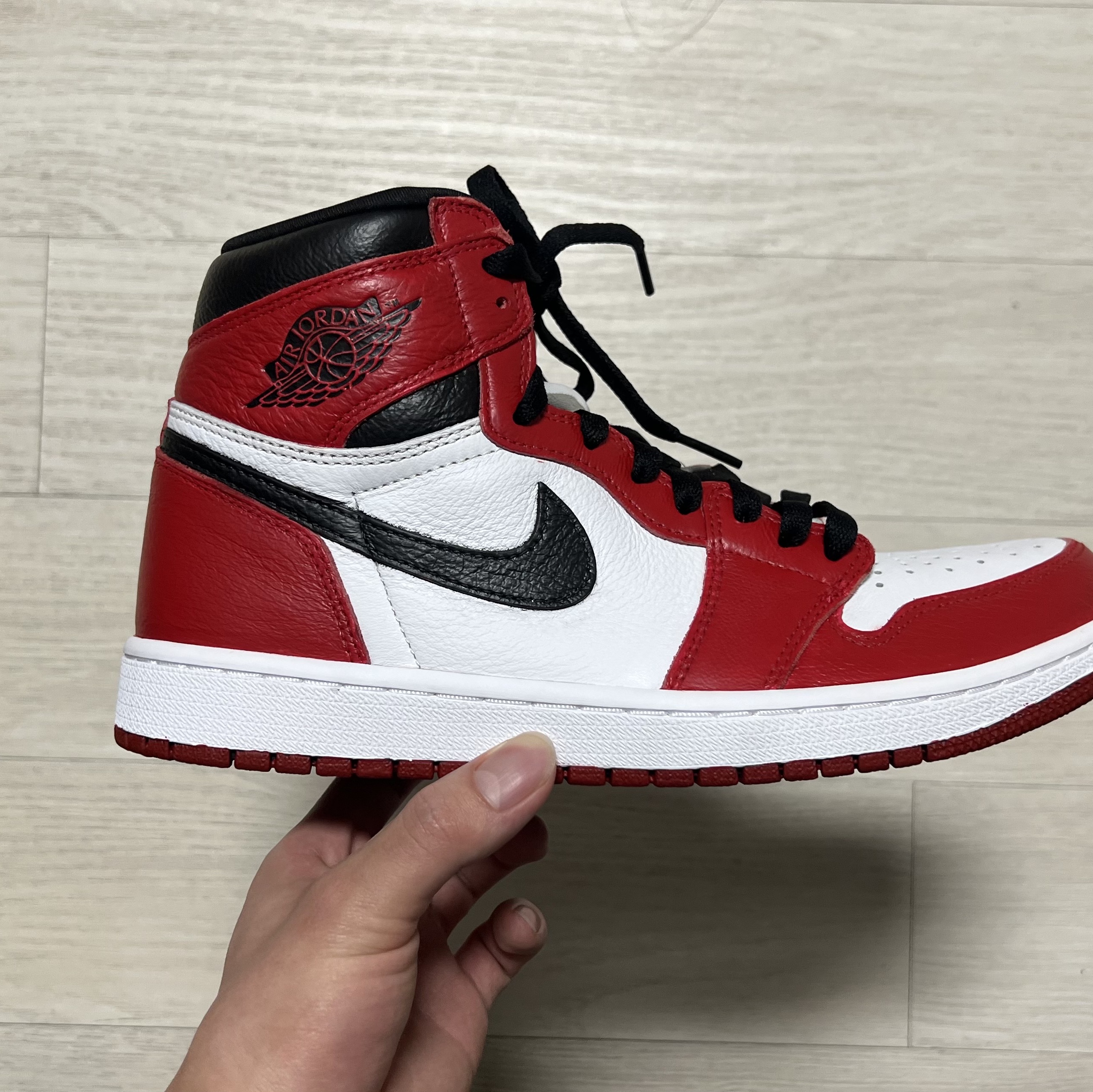 Jordan 1 Retro High OG Chicago 2015, Jordan 1 Retro High OG Light Fusion Red 착용 스타일 - 1