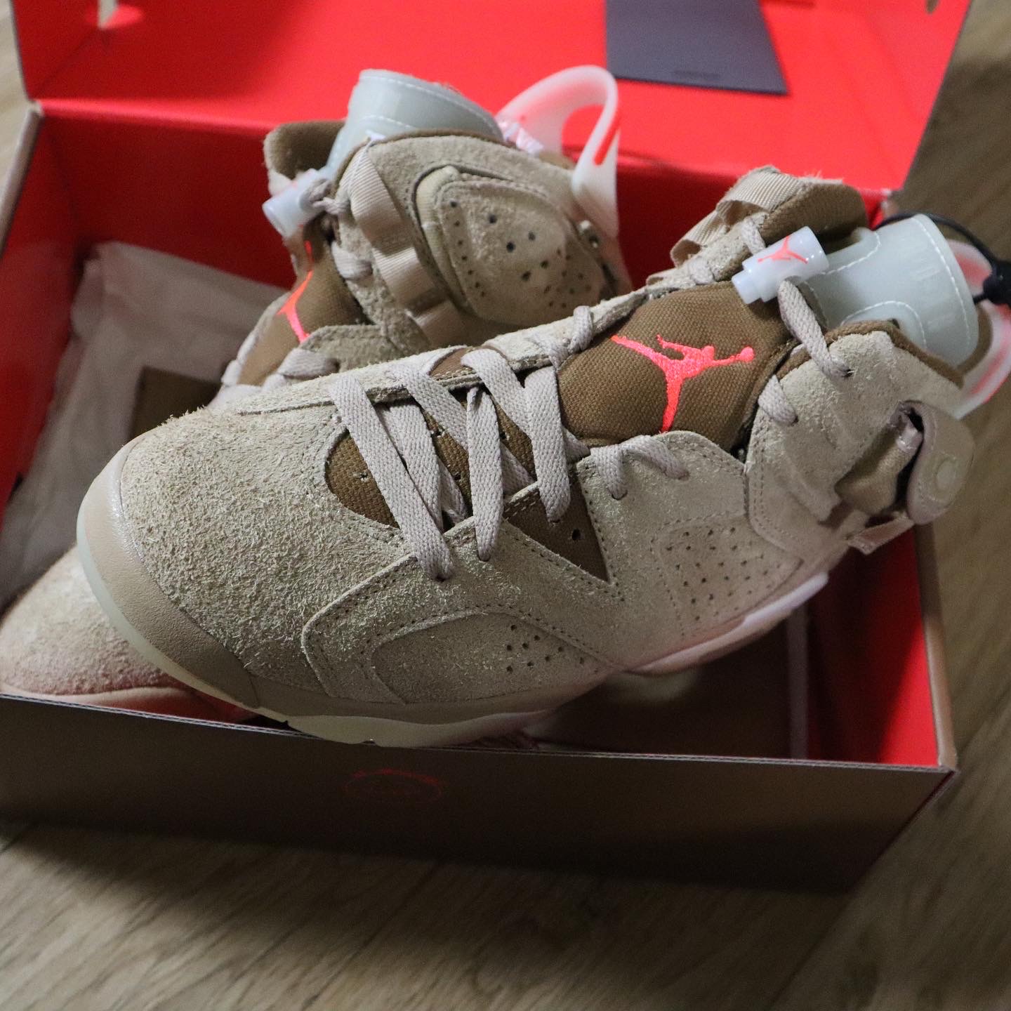 Jordan 6 x Travis Scott Retro SP British Khaki 착용 스타일
