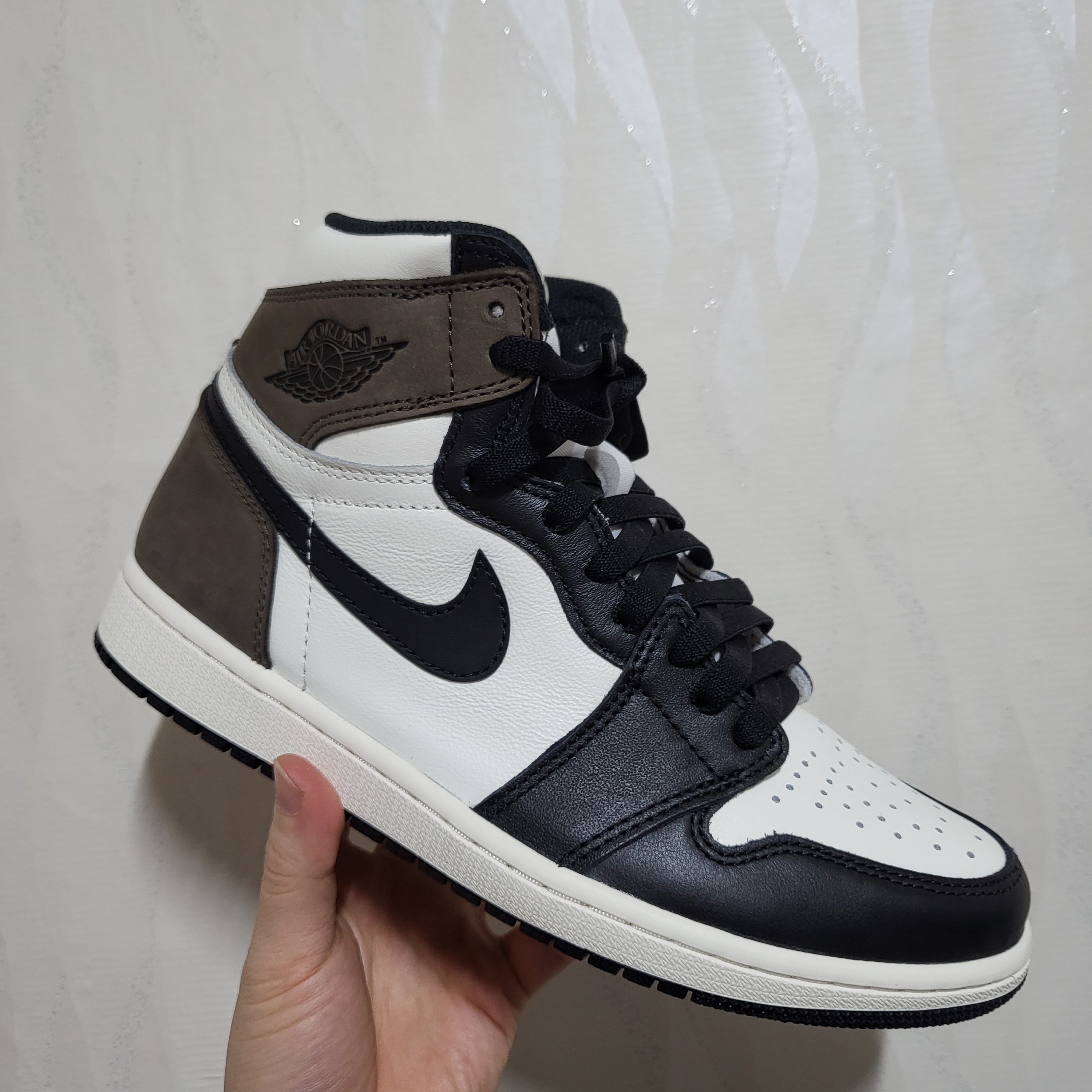 Jordan 1 Retro High OG Black Mocha, (GS) Jordan 1 Retro High OG Black Mocha 착용 스타일 - 1