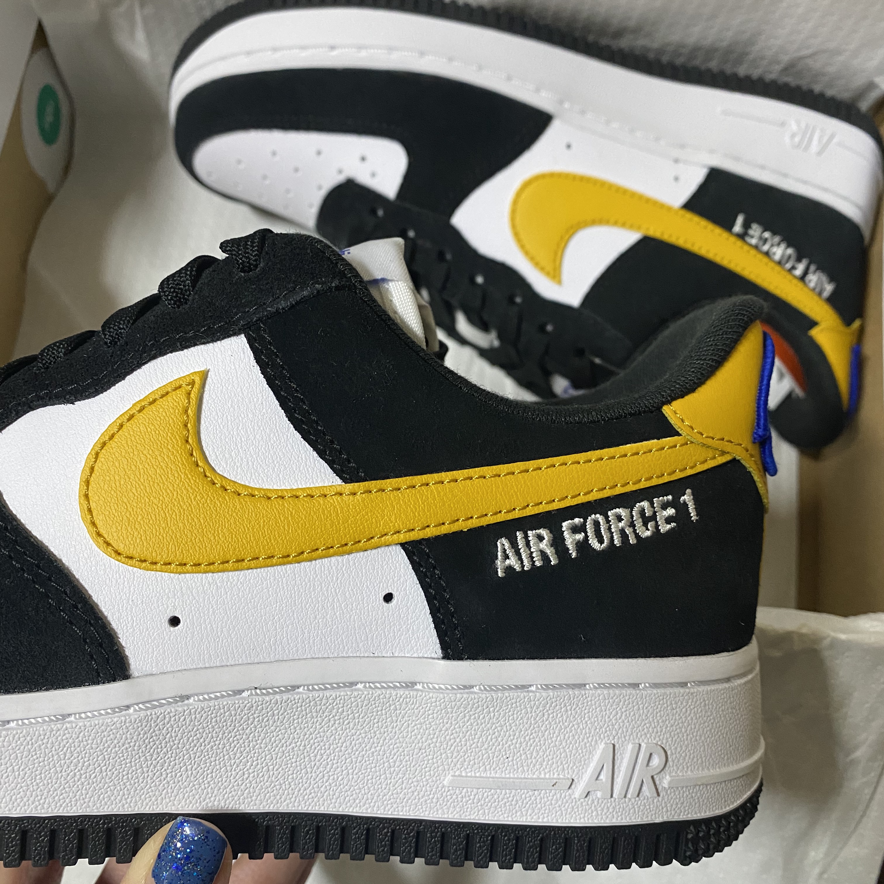 Nike Air Force 1 '07 LV8 Athletic Club Black Dark Sulfur 착용 스타일 - 2