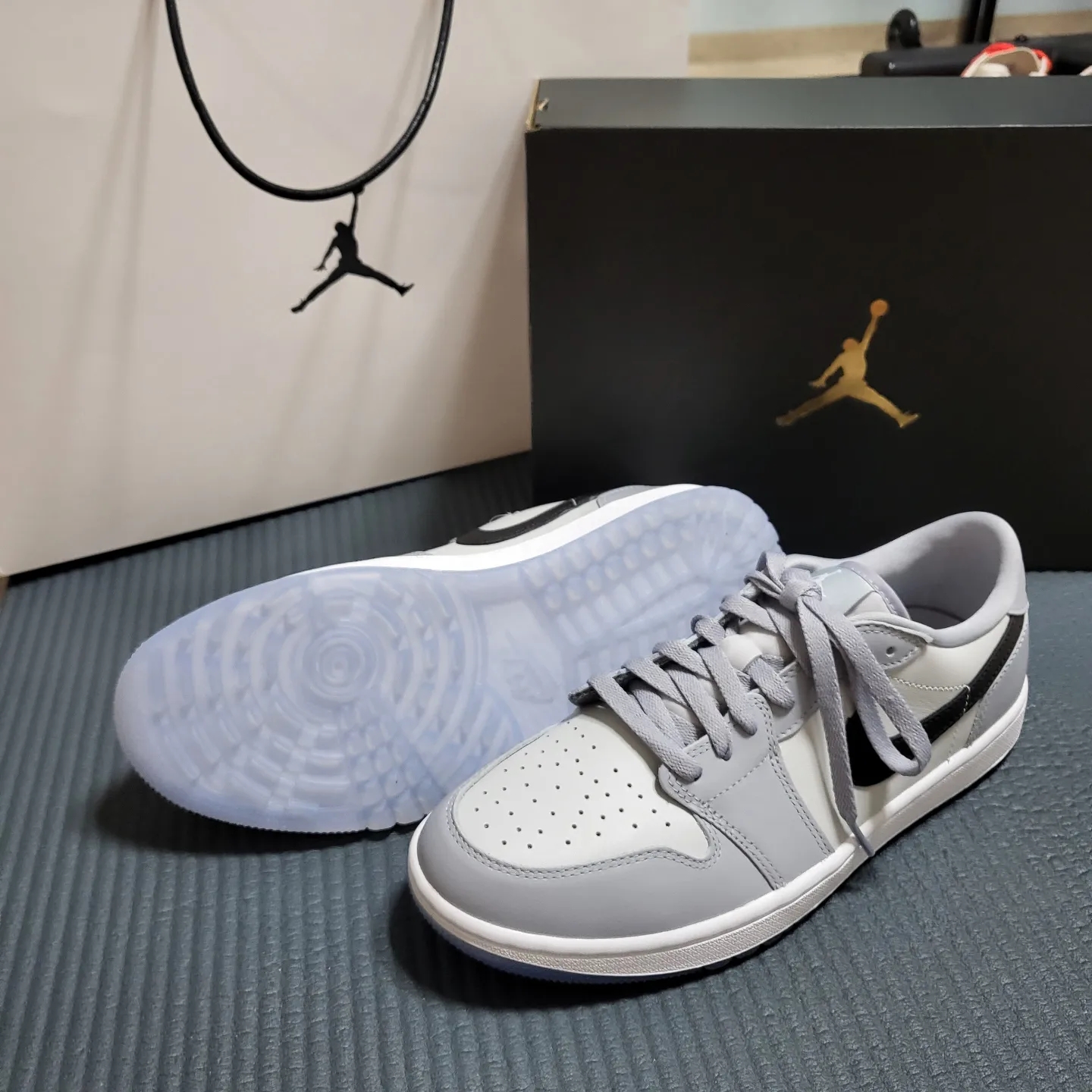 Jordan 1 Low Golf Wolf Grey 착용 스타일 - 2