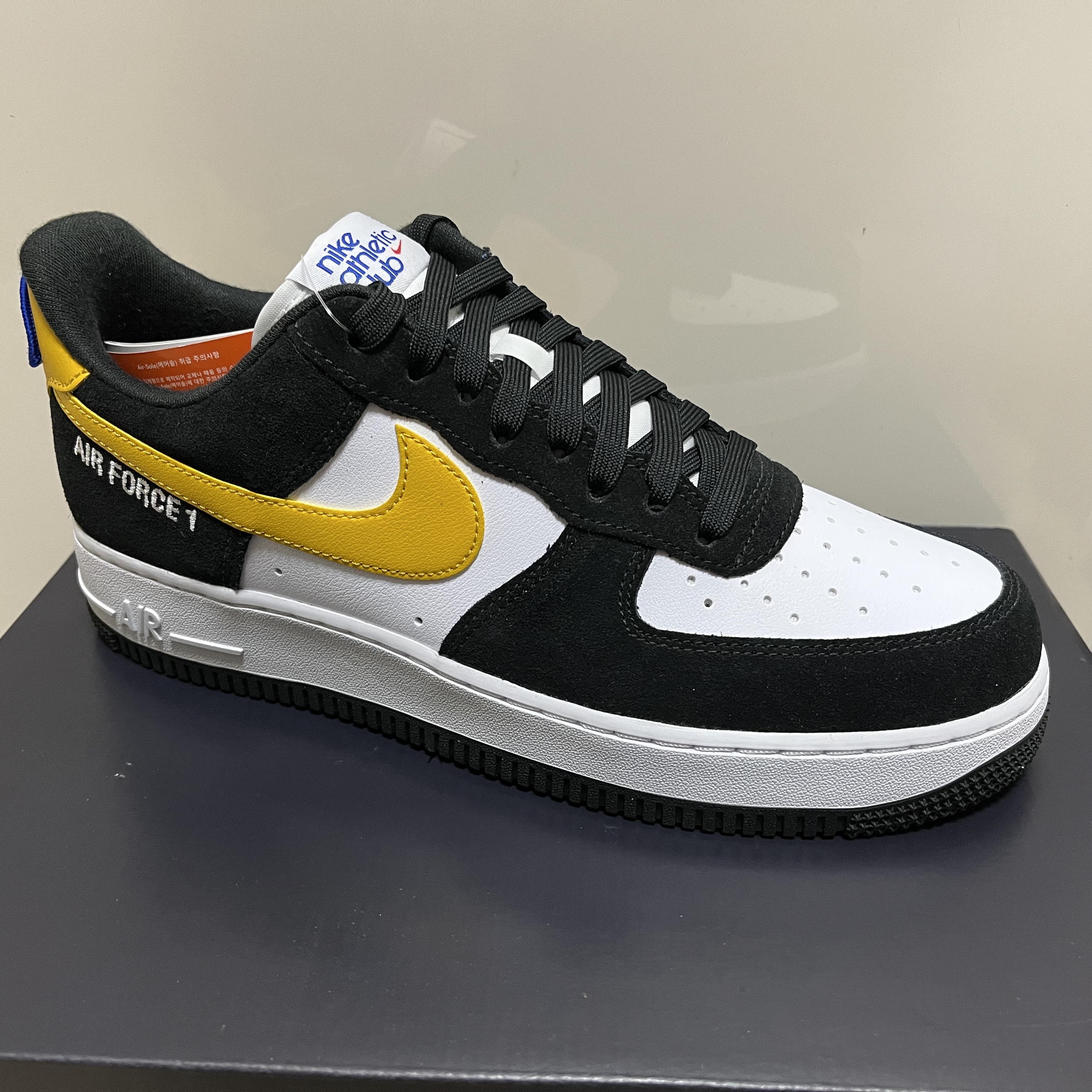 Nike Air Force 1 '07 LV8 Athletic Club Black Dark Sulfur 착용 스타일