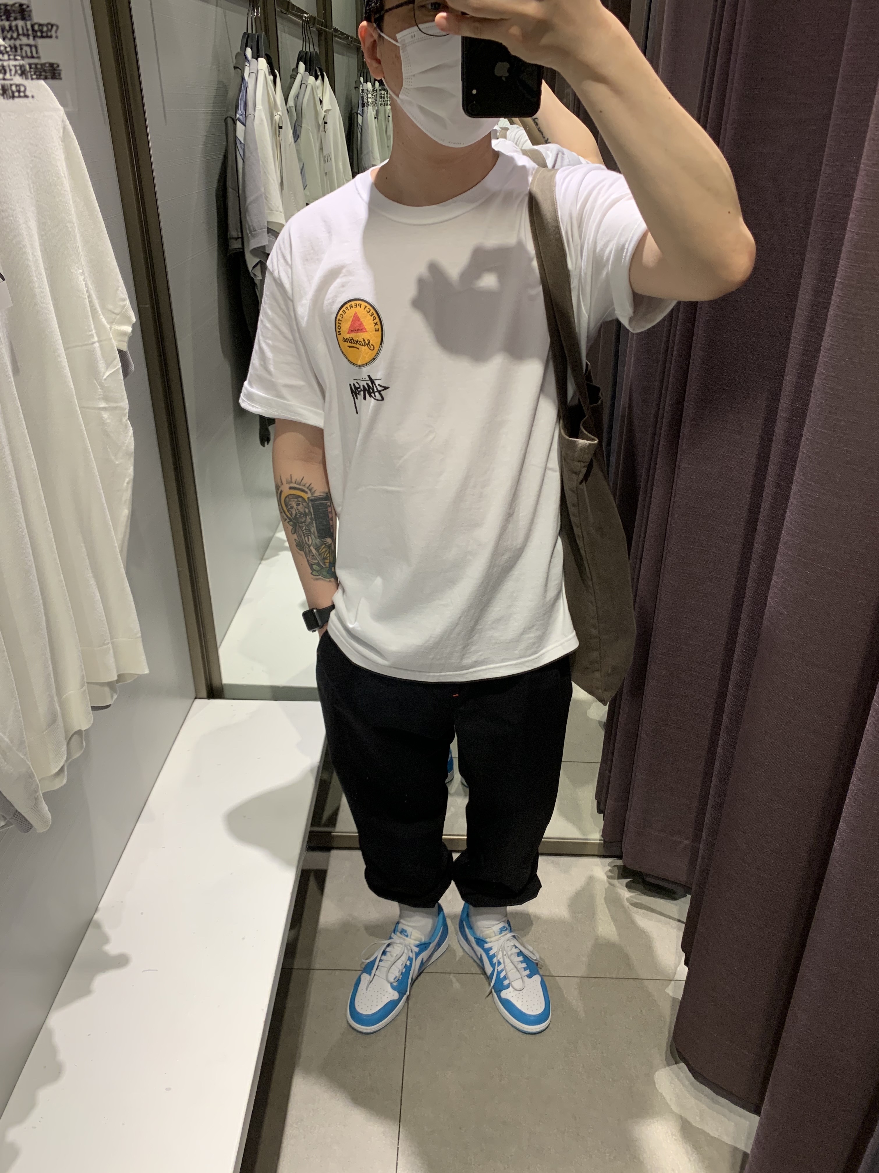 Jordan 1 Low SB UNC, Stussy x Martine Rose 40 WT T-Shirt 착용 스타일 - 1