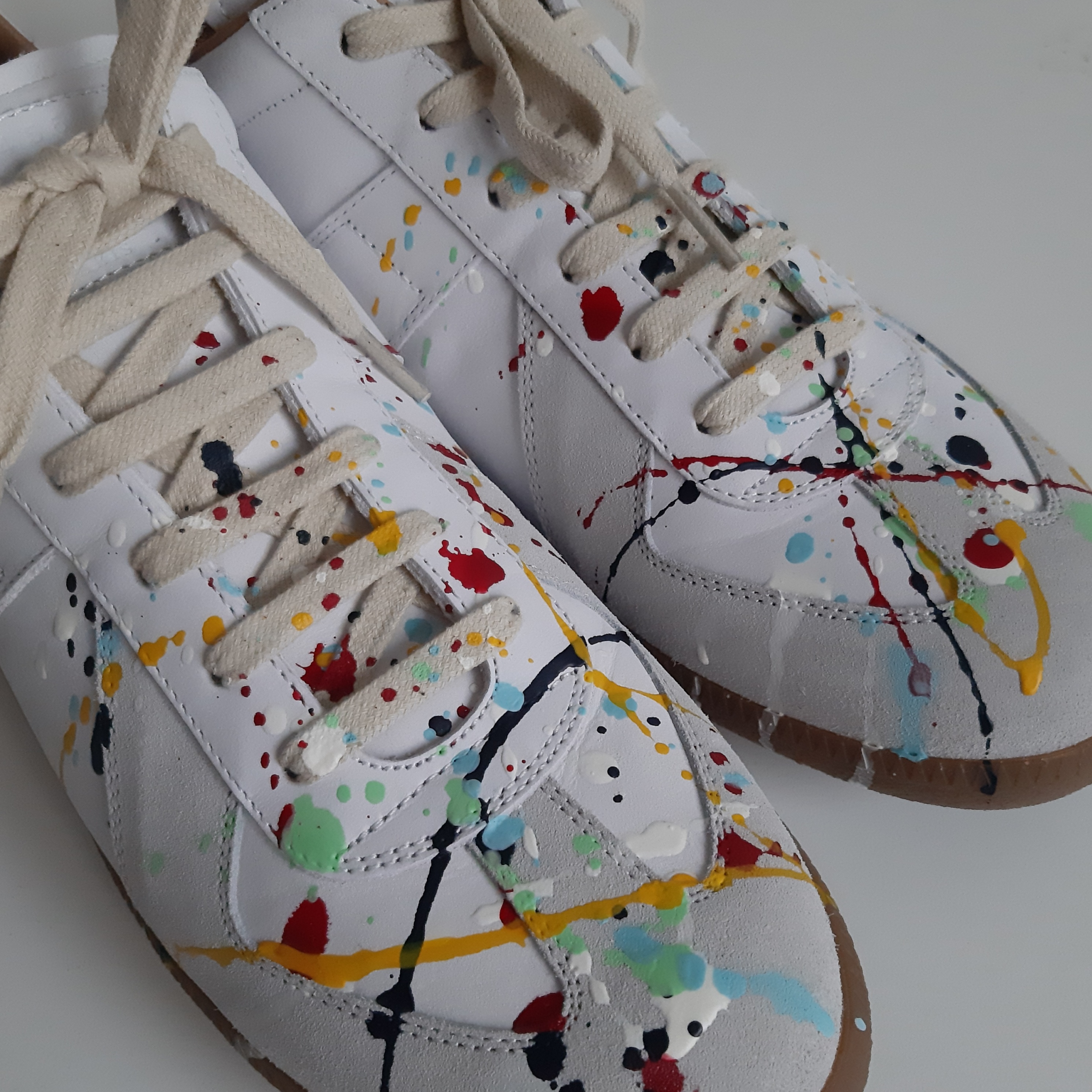 Maison Margiela Replica Paint Drop Sneakers 착용 스타일