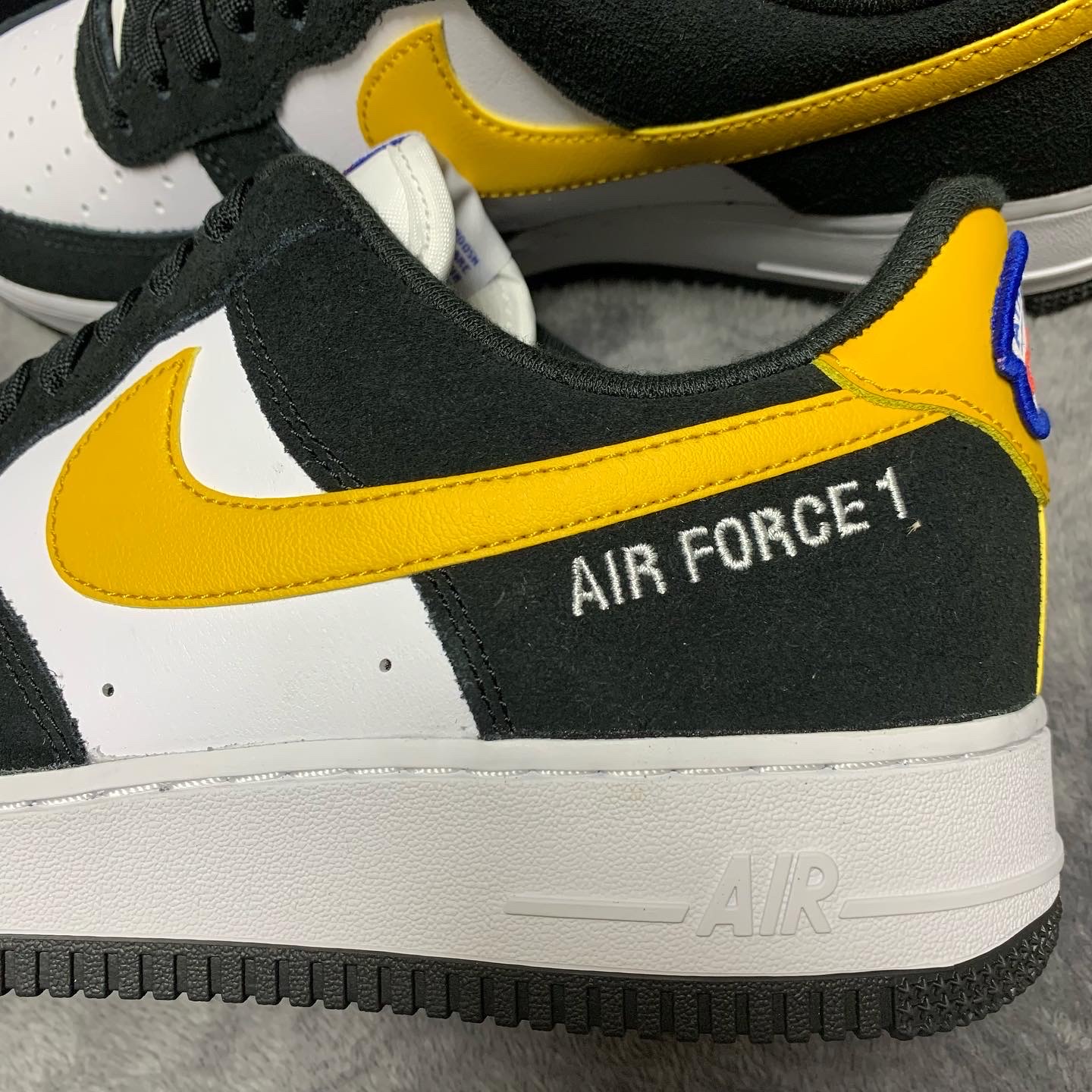Nike Air Force 1 '07 LV8 Athletic Club Black Dark Sulfur 착용 스타일 - 4