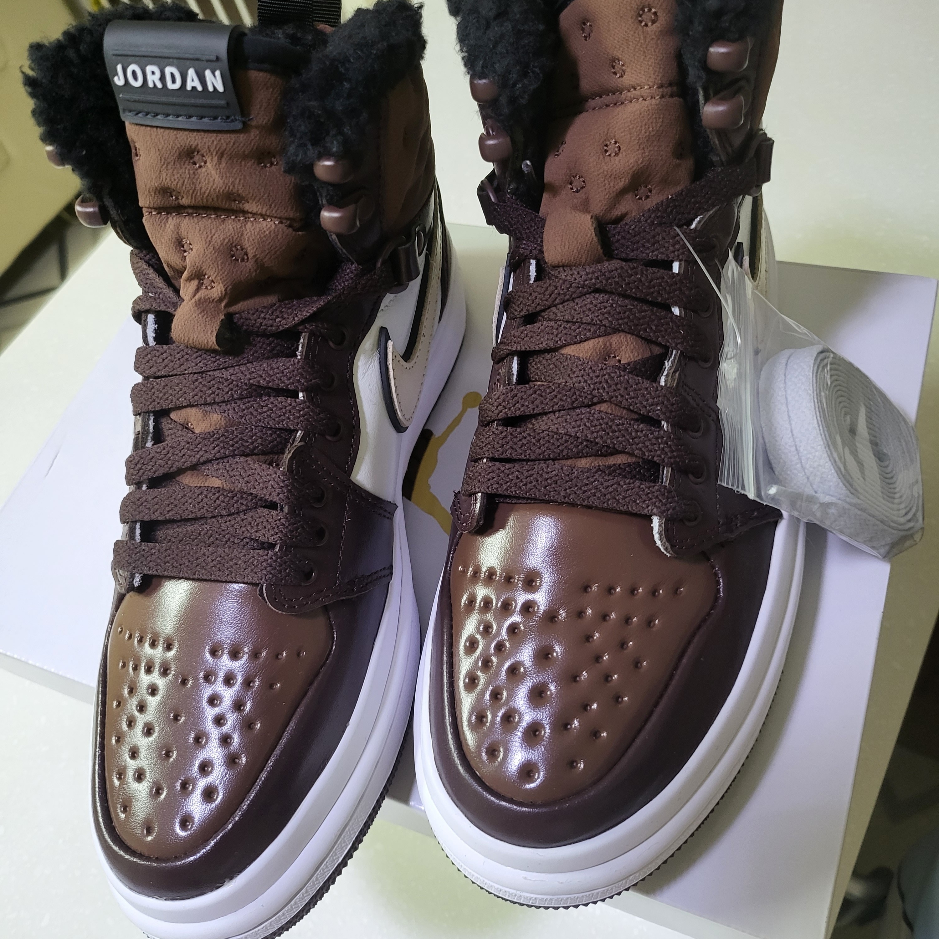 (W) Jordan 1 Acclimate Brown Basalt 착용 스타일 - 1