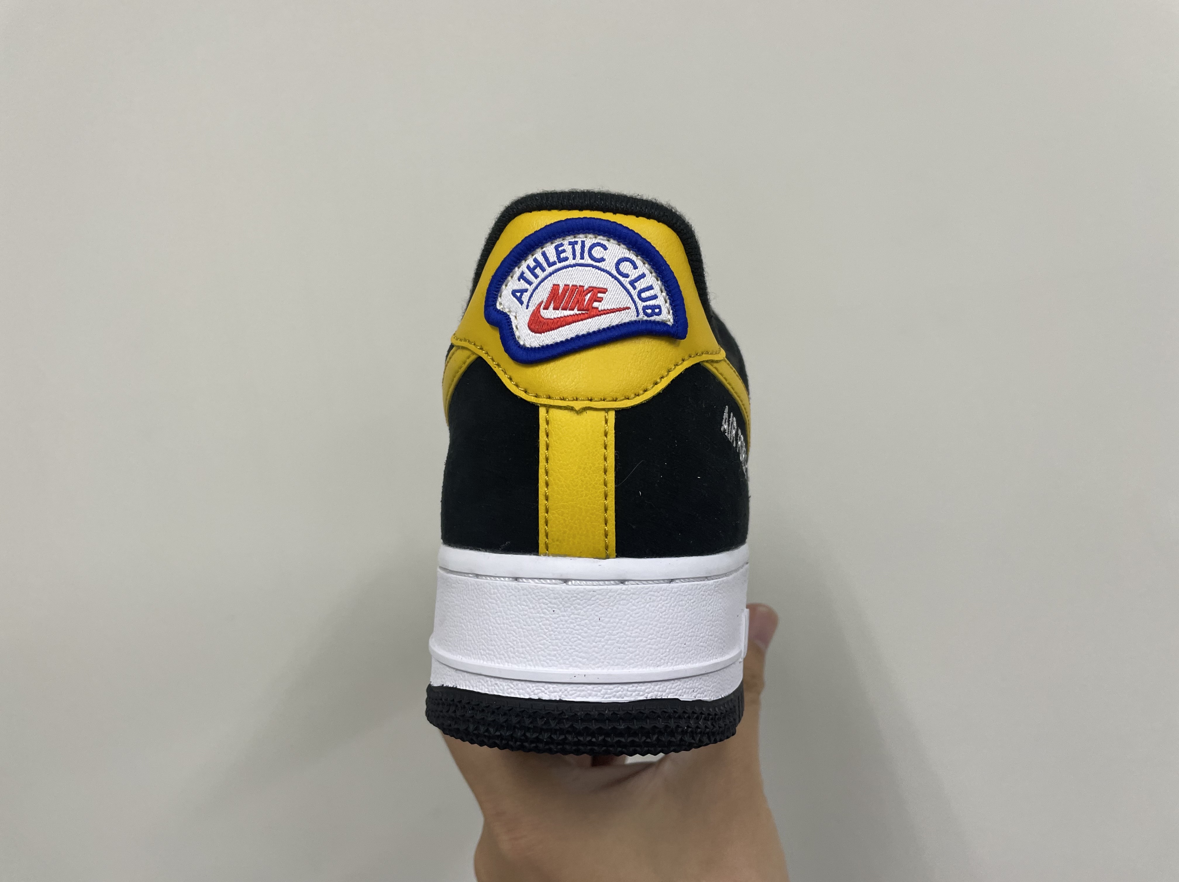 Nike Air Force 1 '07 LV8 Athletic Club Black Dark Sulfur 착용 스타일 - 3