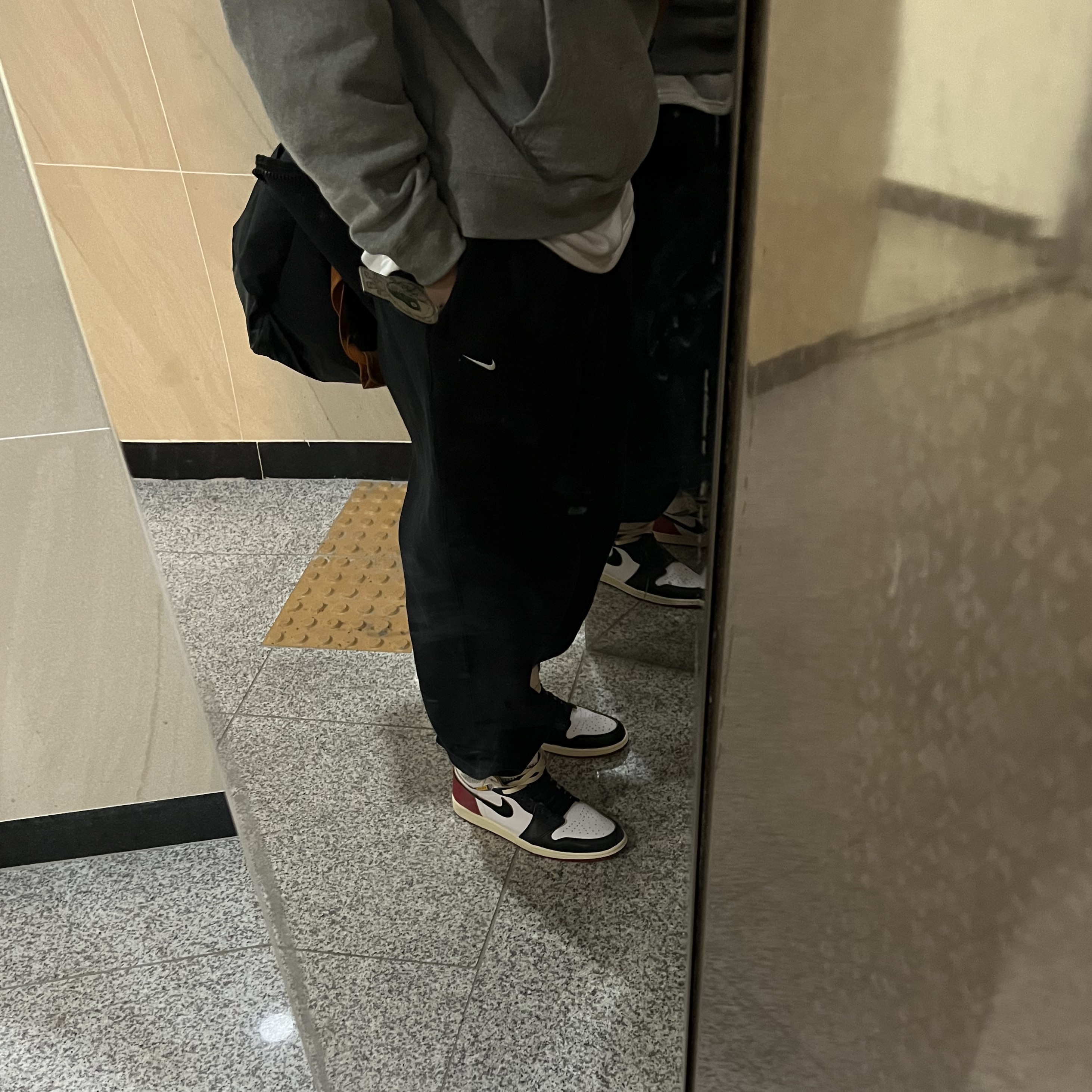 Jordan 1 x Union Retro High Black Toe, Nike NRG Solo Swoosh Fleece Pants Black - US/EU 착용 스타일