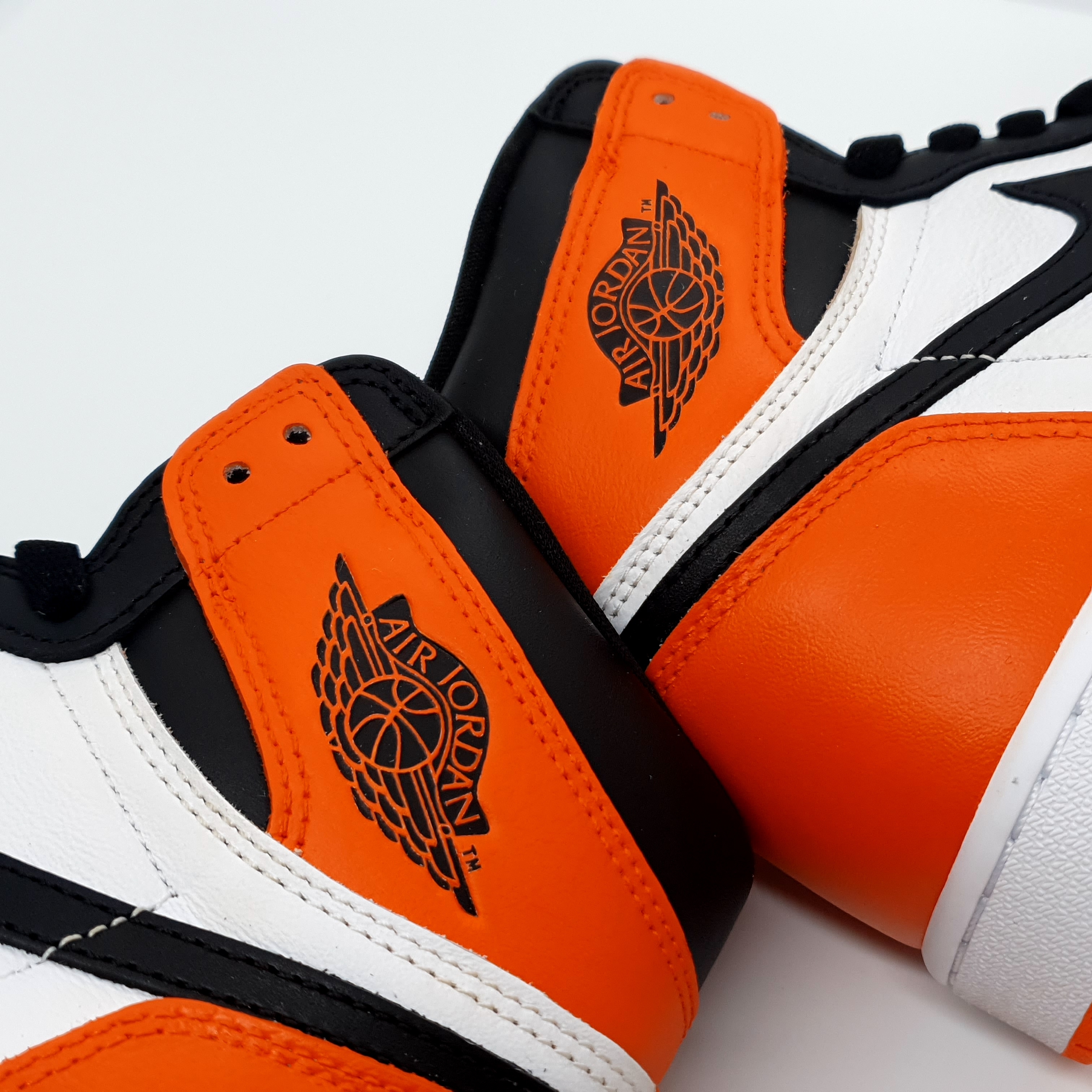 Jordan 1 Retro High OG Electro Orange 착용 스타일 - 4