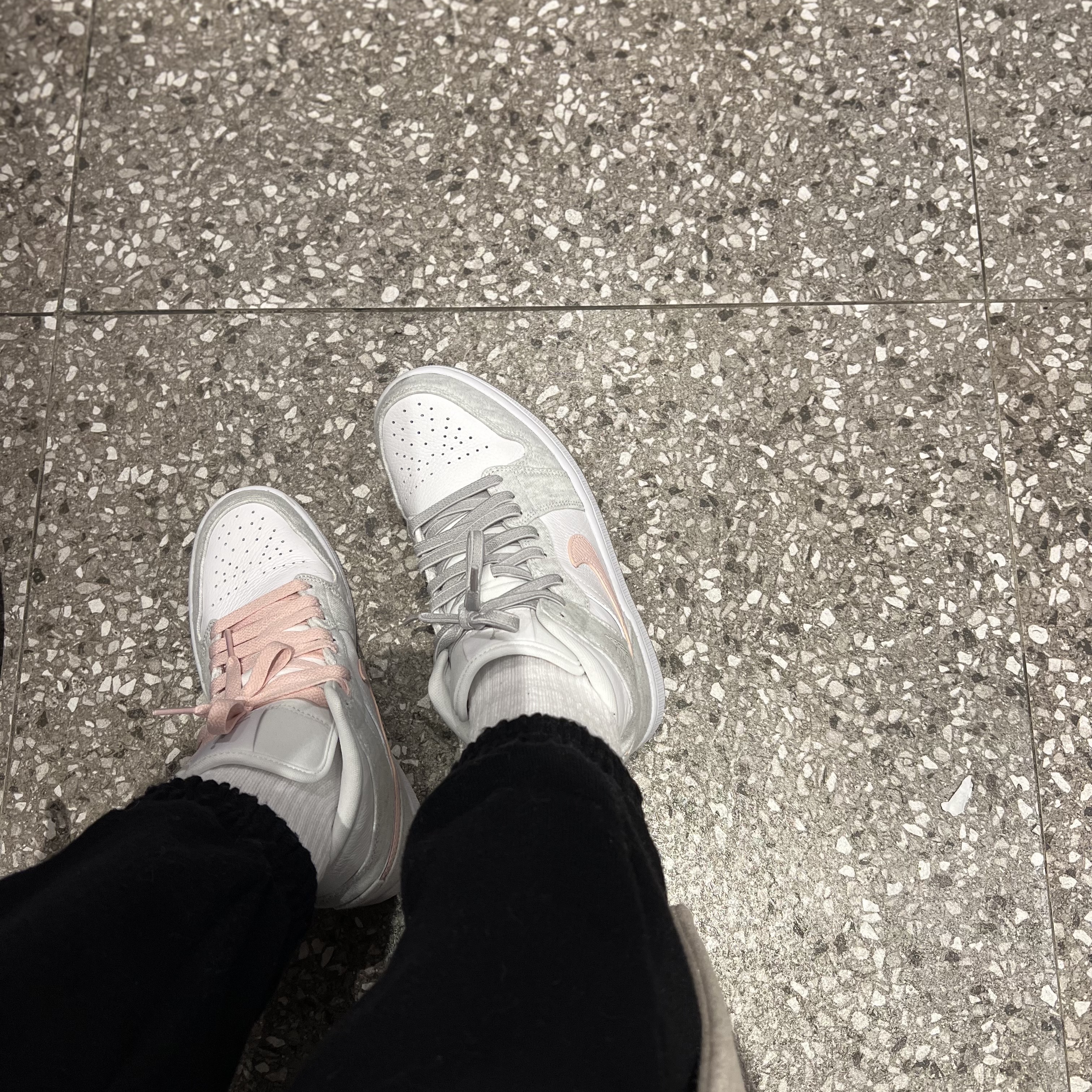 (W) Jordan 1 Mid SE Light Iron Ore 착용 스타일 - 2