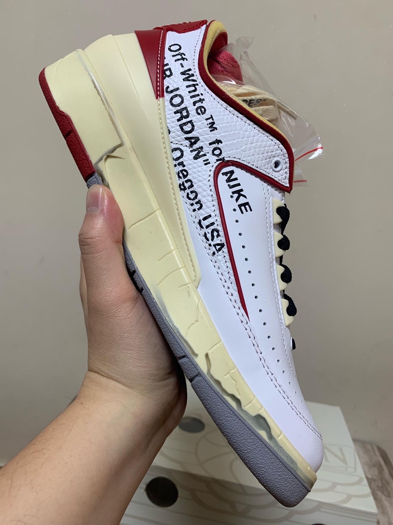 Jordan 2 x Off-White Retro Low SP White and Varsity Red 착용 스타일