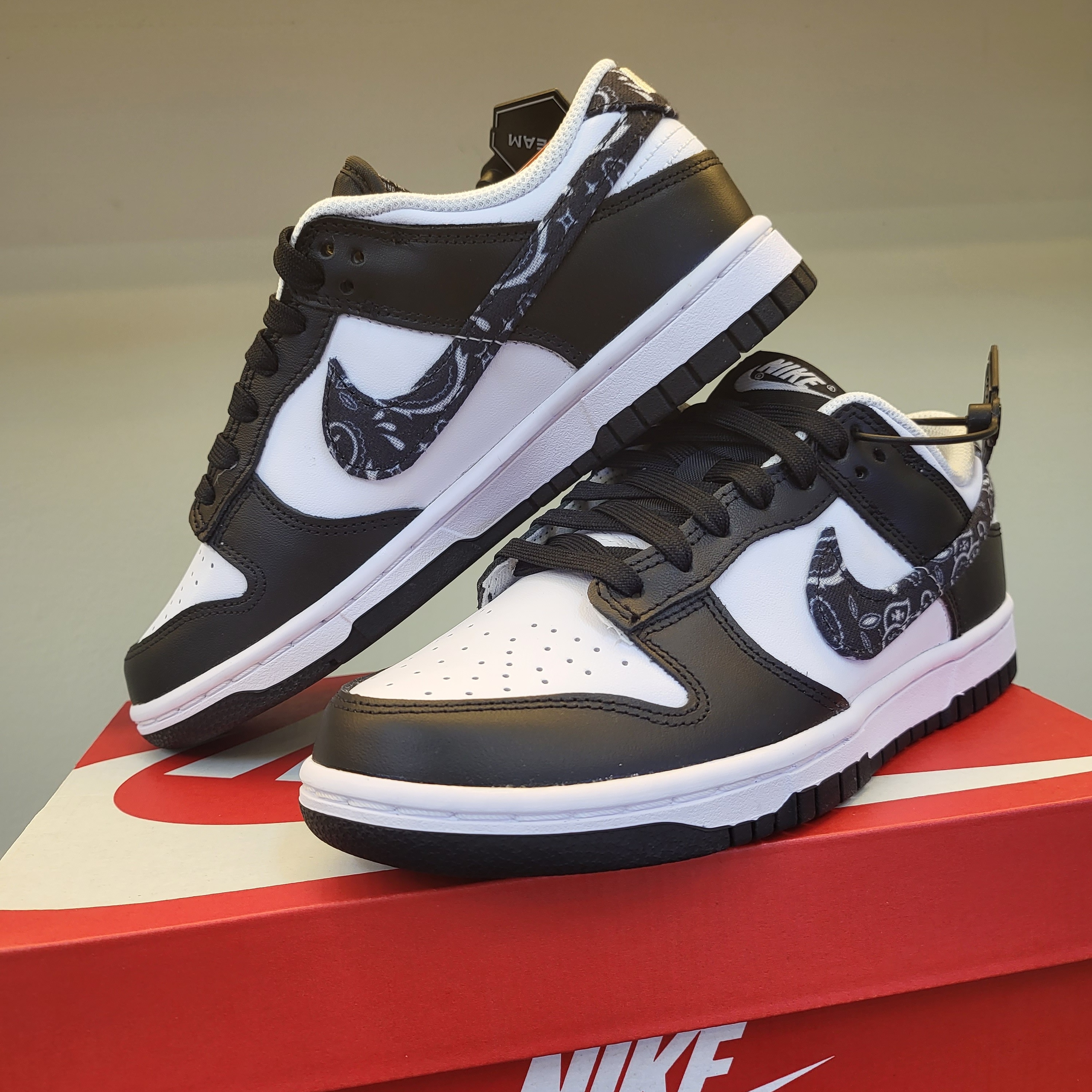 (W) Nike Dunk Low Essential Black Paisley 착용 스타일