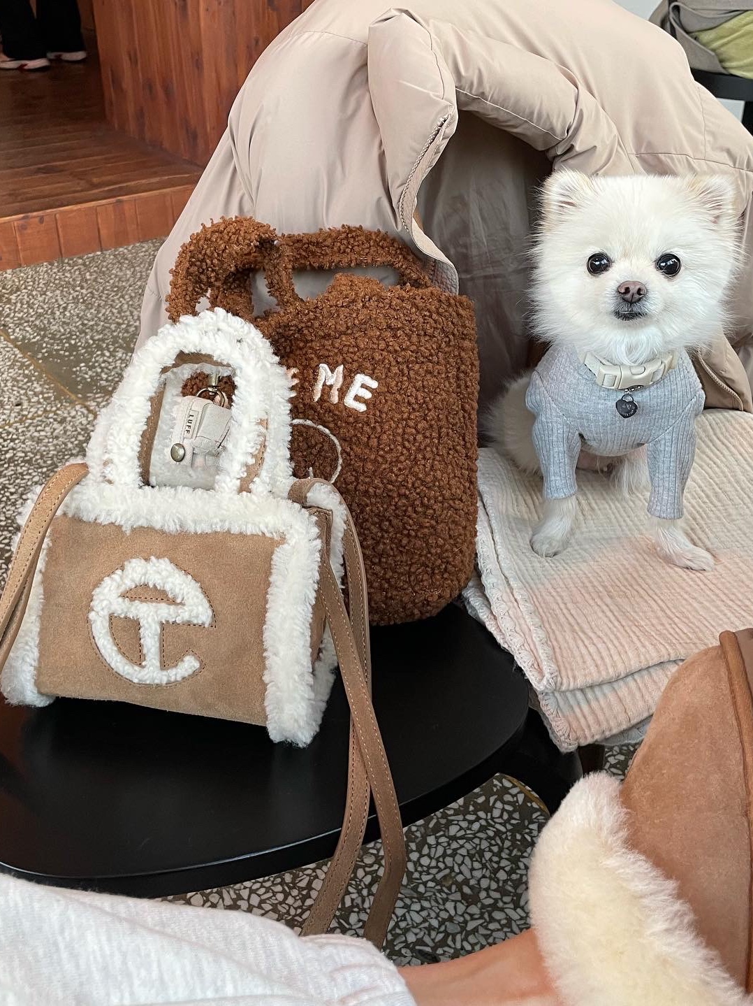 Telfar x UGG Small Shopping Bag Chestnut, Essentials Knit Pullover Hoodie Moss - 21SS 착용 스타일 - 5