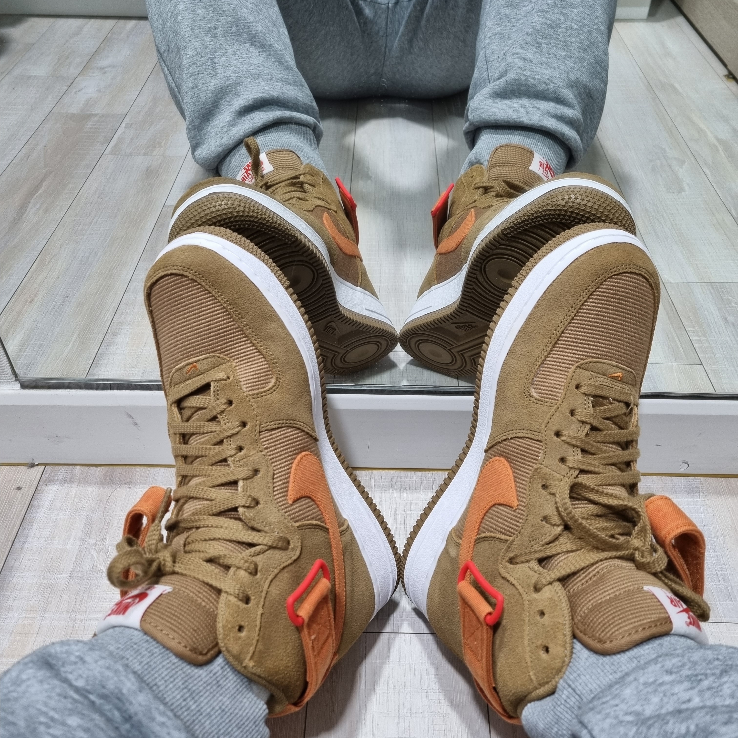 Nike Air Force 1 High '07 LX Dark Driftwood Hot Curry 착용 스타일
