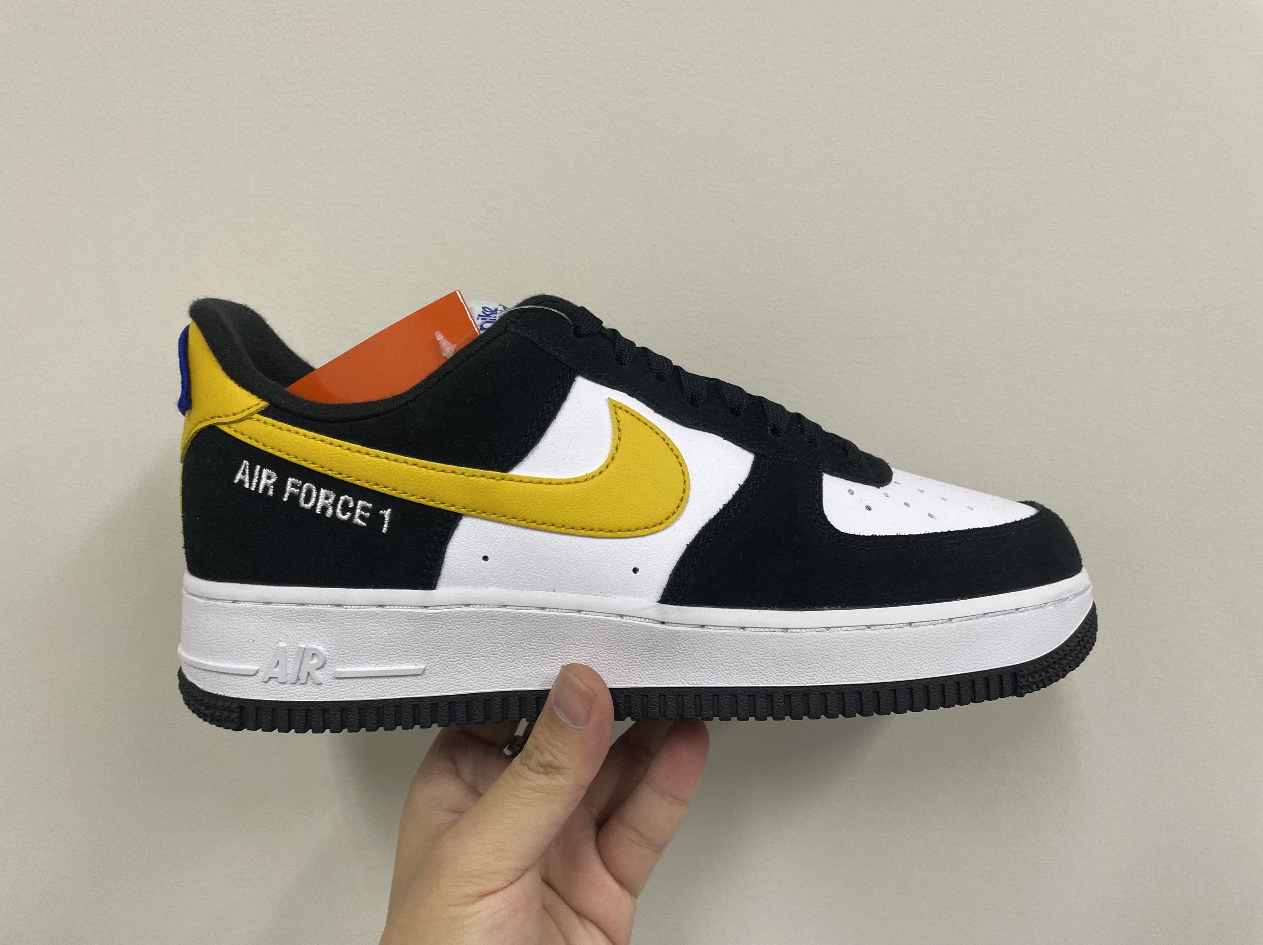 Nike Air Force 1 '07 LV8 Athletic Club Black Dark Sulfur 착용 스타일 - 1