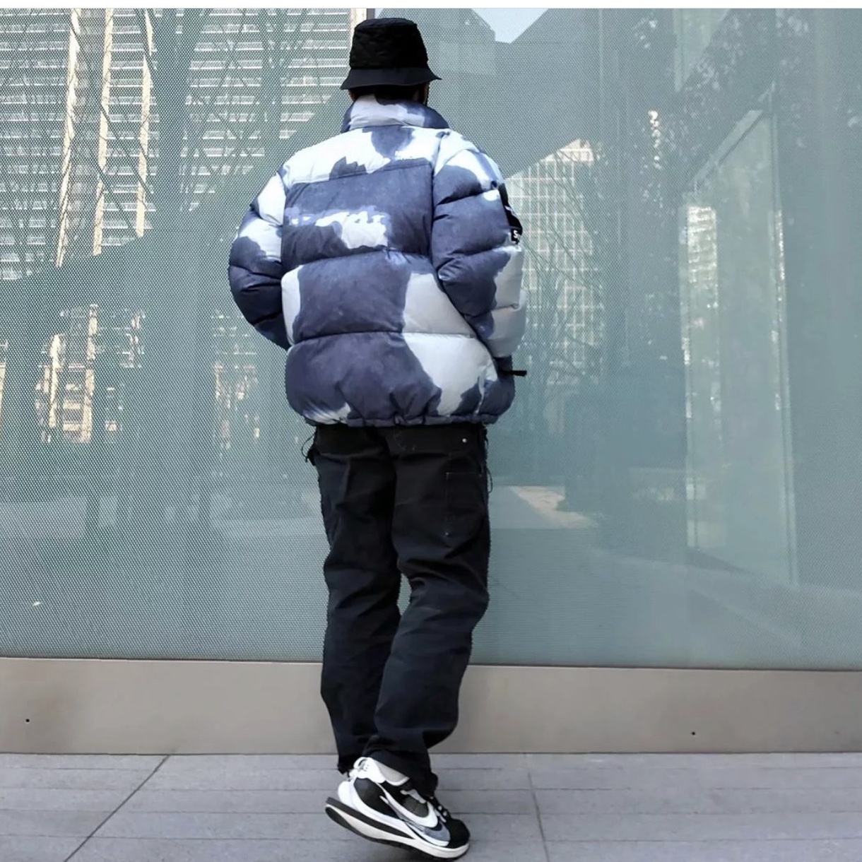 Supreme x The North Face Bleached Denim Print Nuptse Jacket Indigo - 21FW 착용 스타일