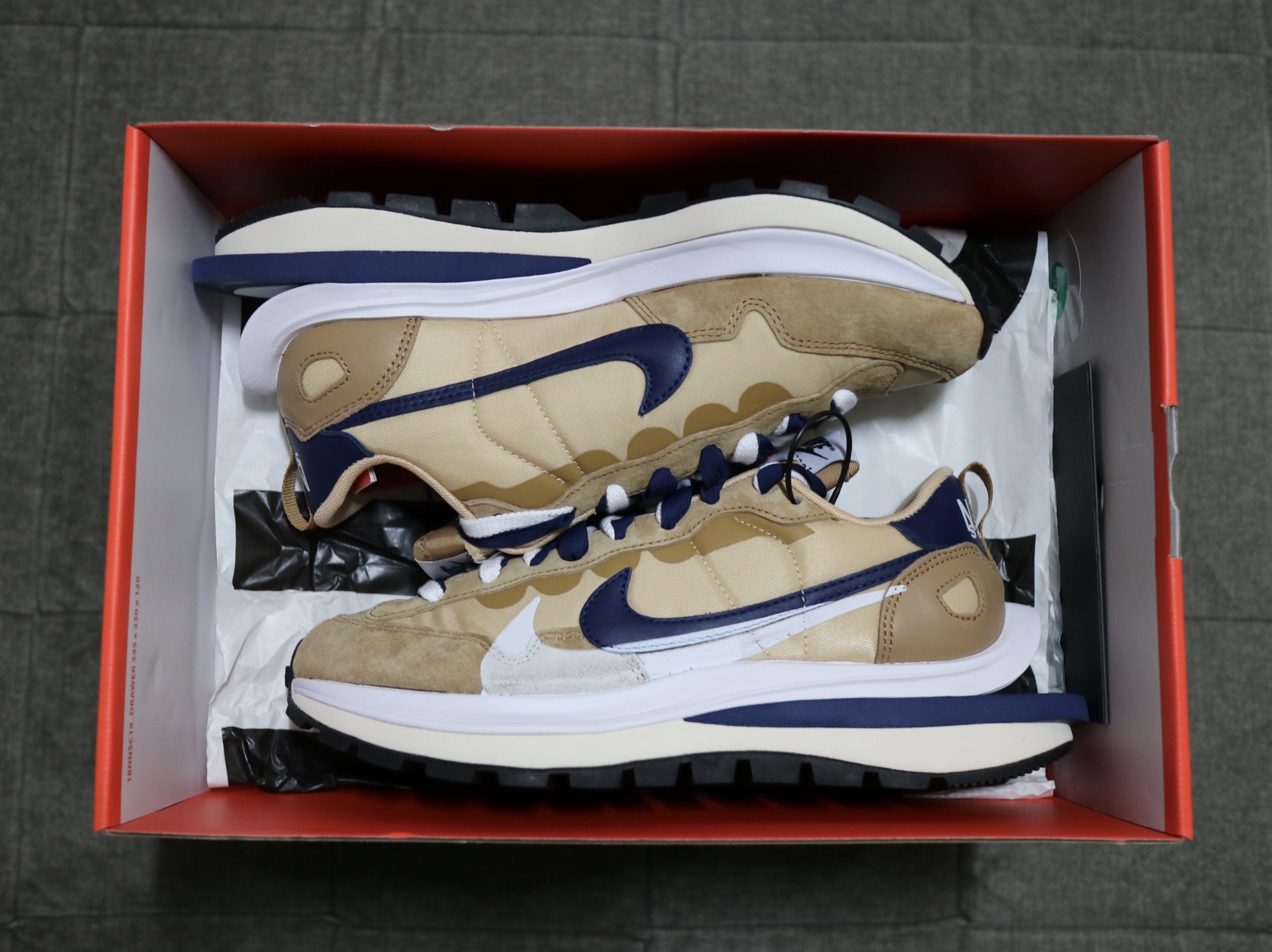 Nike x Sacai VaporWaffle Sesame and Blue Void 착용 스타일 - 5