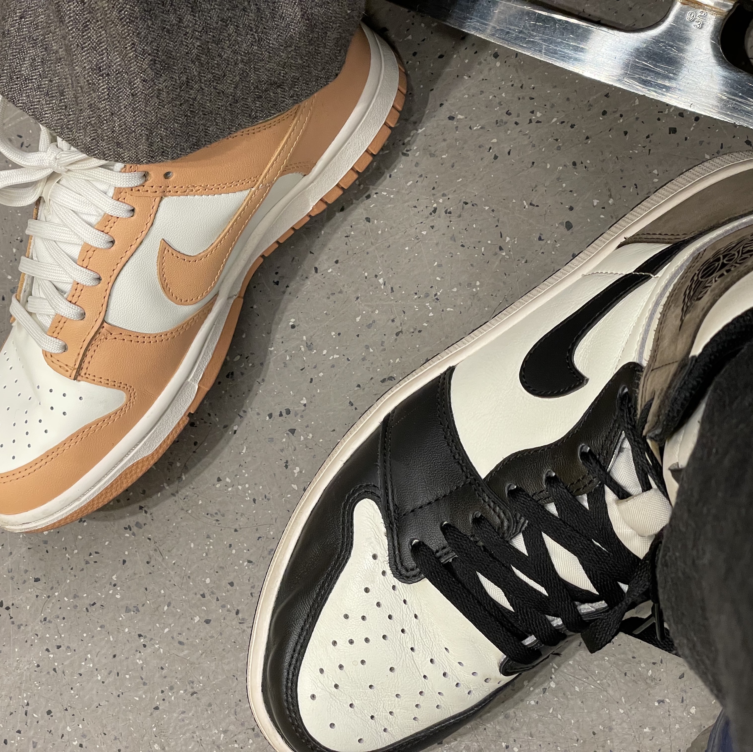 (W) Nike Dunk Low Harvest Moon, Jordan 1 Retro High OG Black Mocha 착용 스타일 - 3