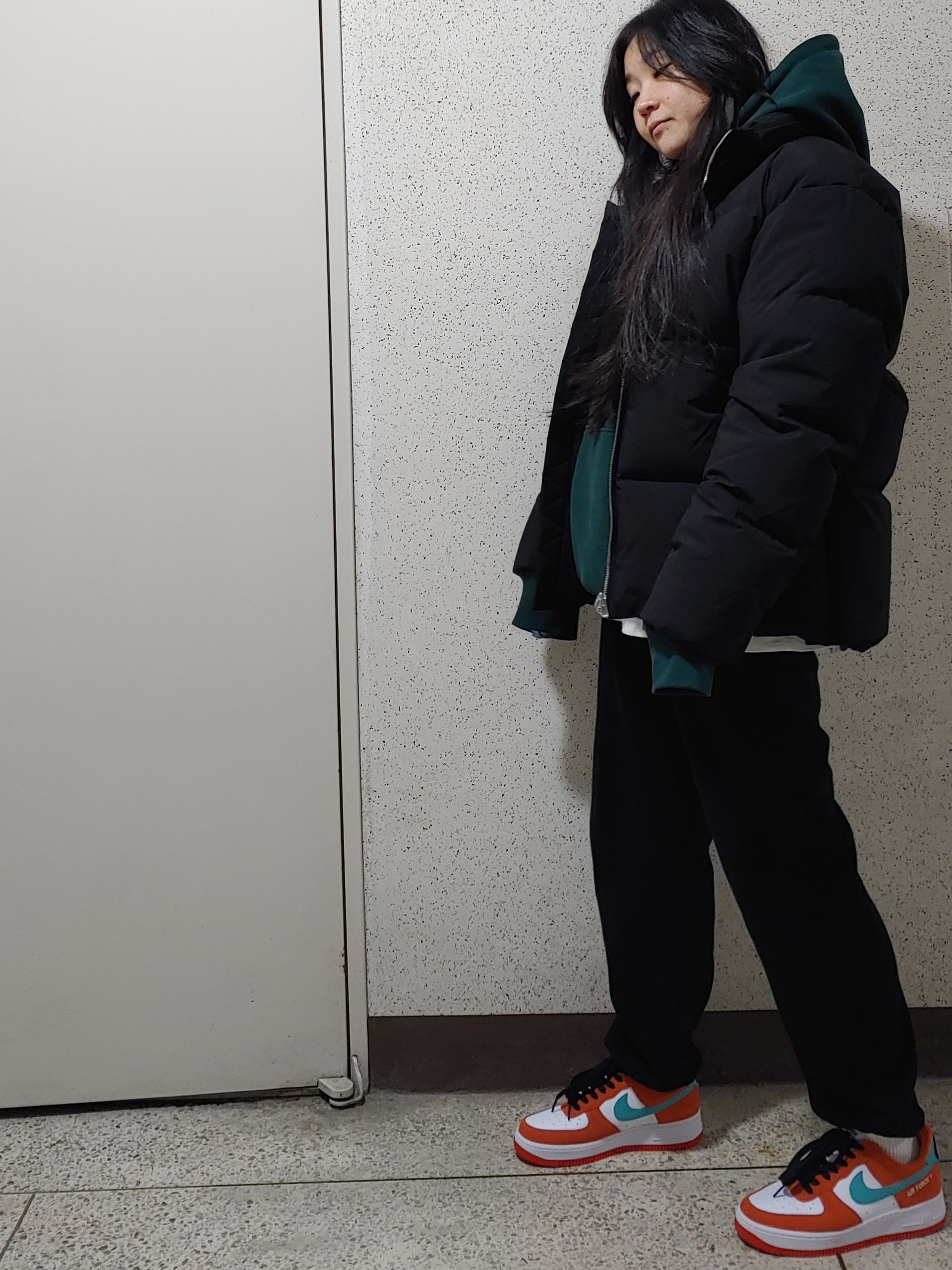 Nike Air Force 1 '07 LV8 Athletic Club Rush Orange Washed Teal 착용 스타일 - 2