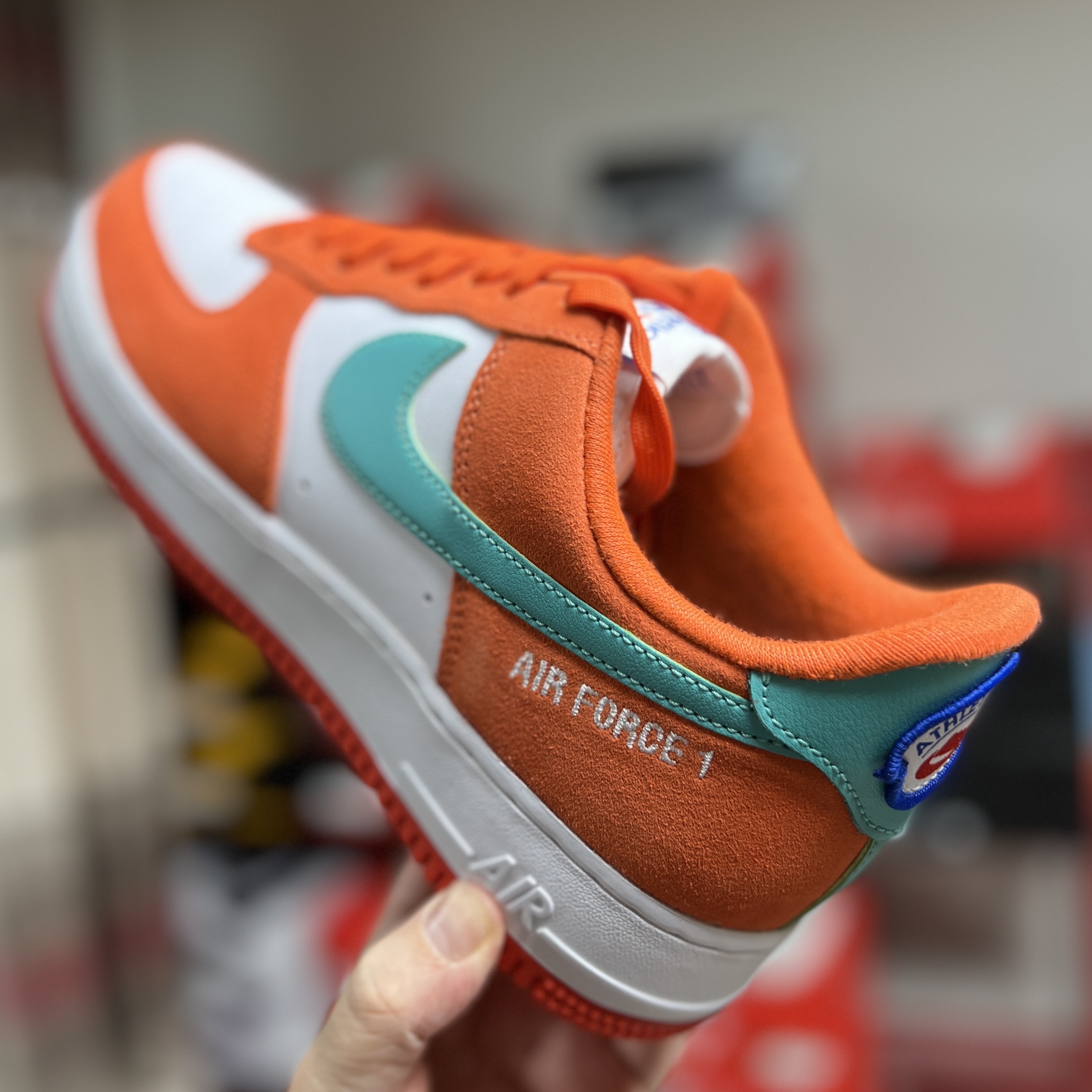 Nike Air Force 1 '07 LV8 Athletic Club Rush Orange Washed Teal 착용 스타일 - 2