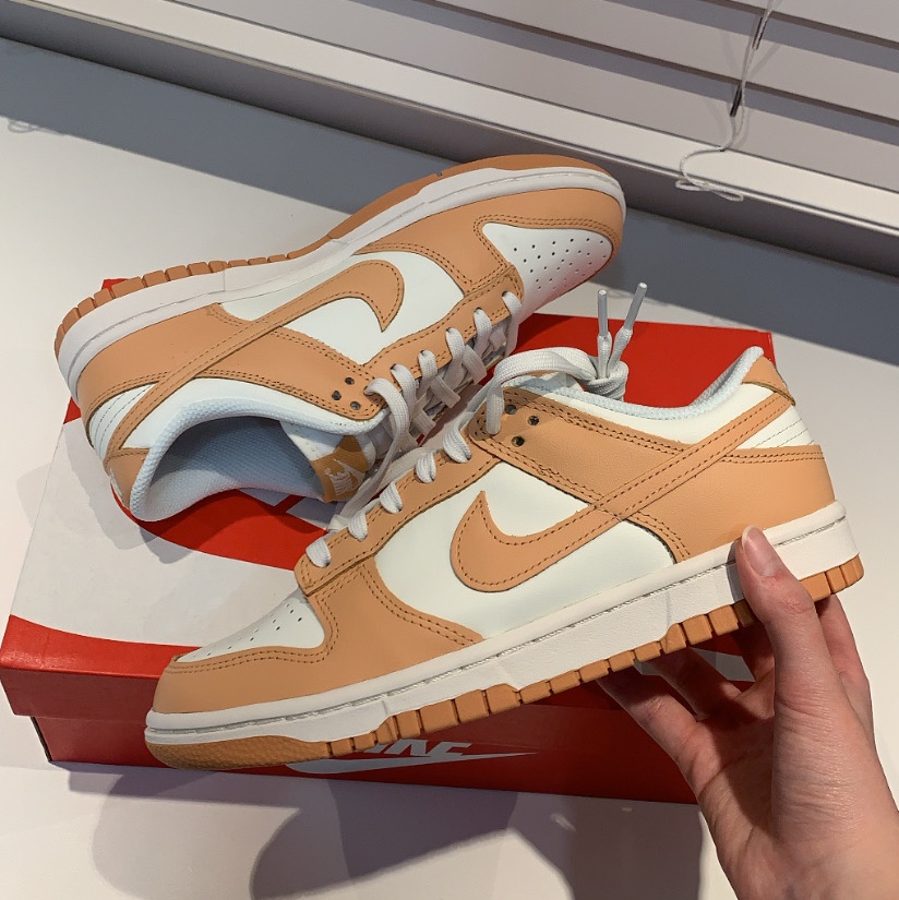 (W) Nike Dunk Low Harvest Moon, Jordan 1 Retro High OG Black Mocha 착용 스타일 - 2