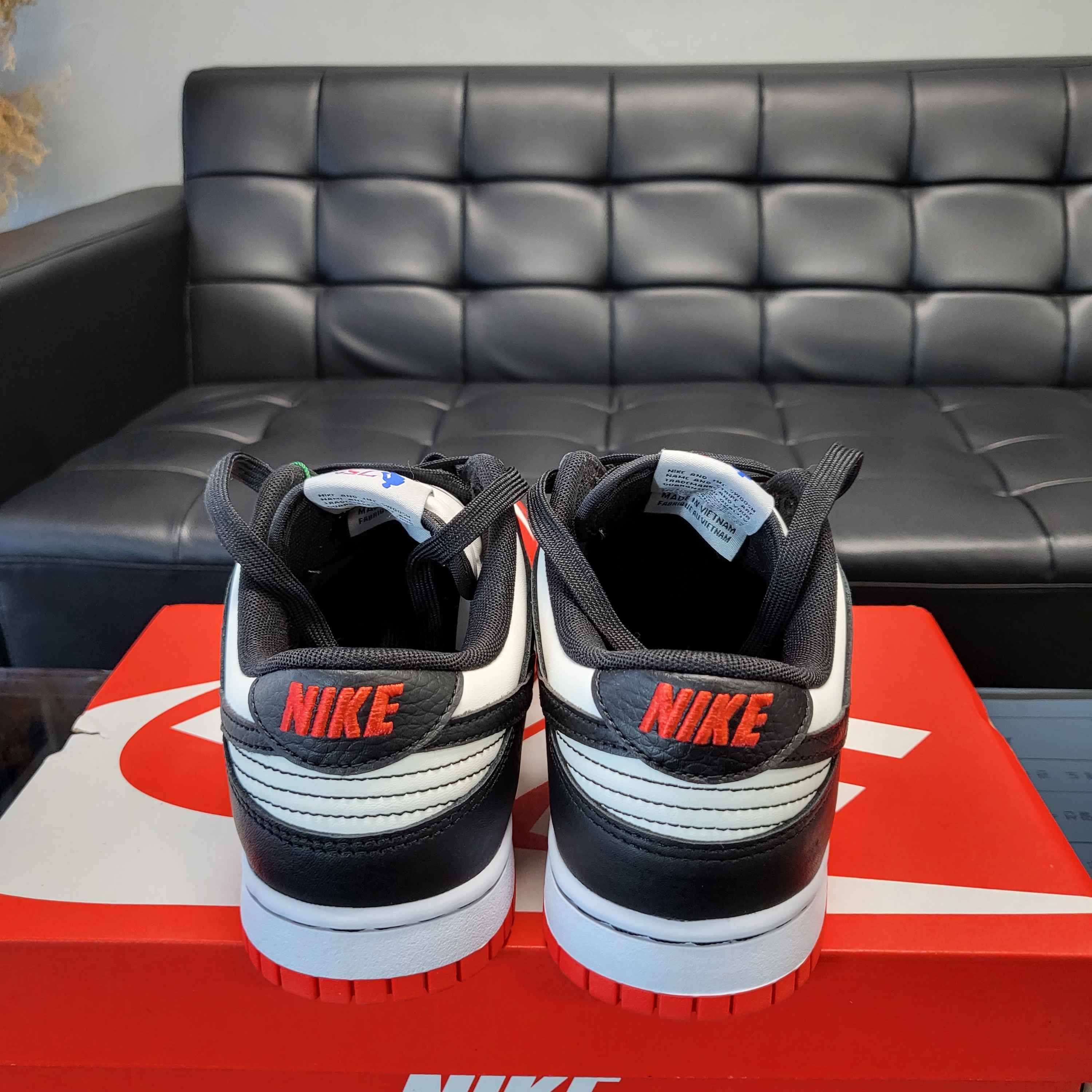 Nike x NBA Dunk Low Retro EMB Black and Chile Red 착용 스타일 - 4