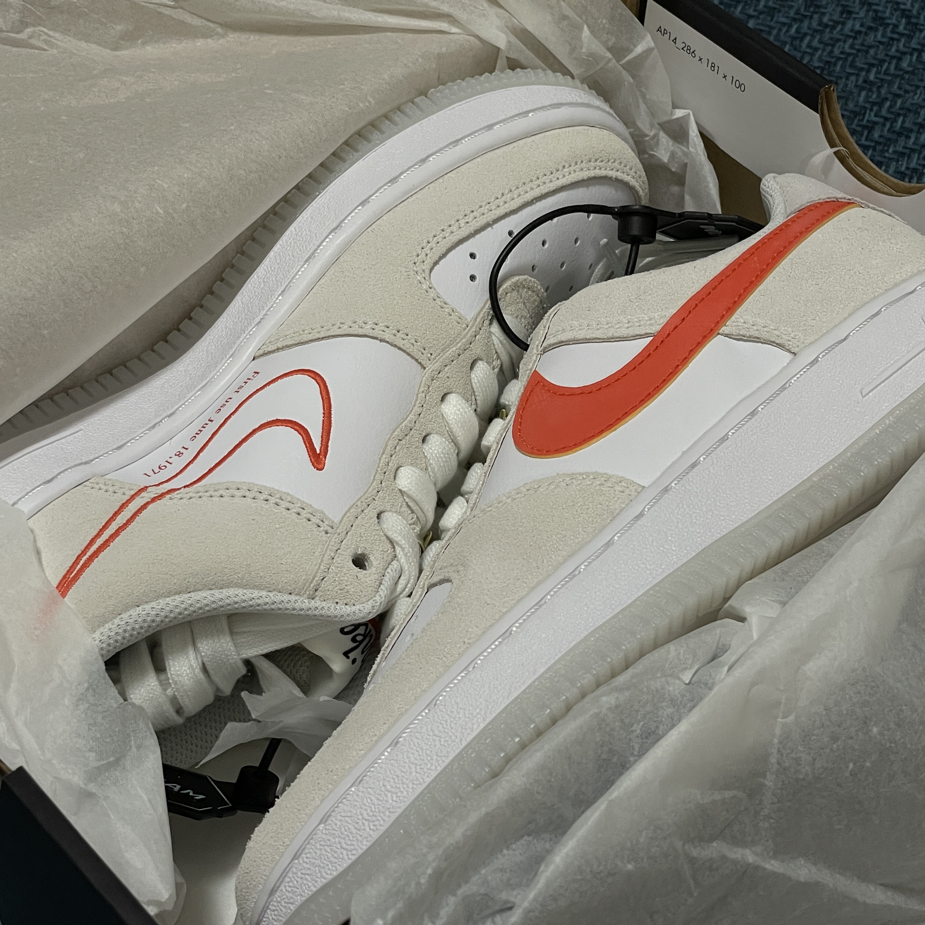 (W) Nike Air Force 1 '07 SE First Use Orange Sail 착용 스타일 - 2