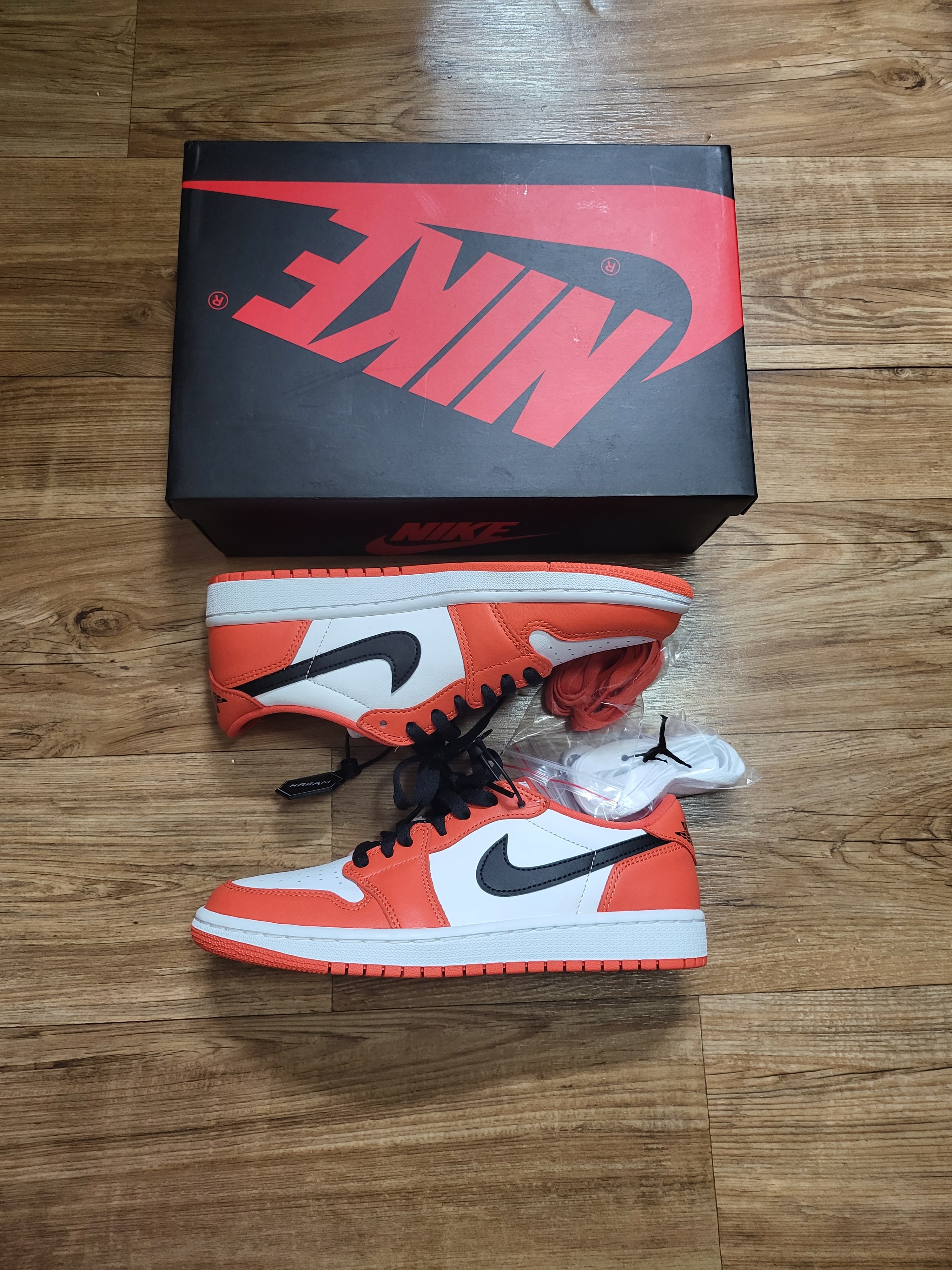 Jordan 1 Low OG Starfish, Samsung Galaxy Z Fold3 Thom Browne Edition (Korean Ver.) 착용 스타일 - 5