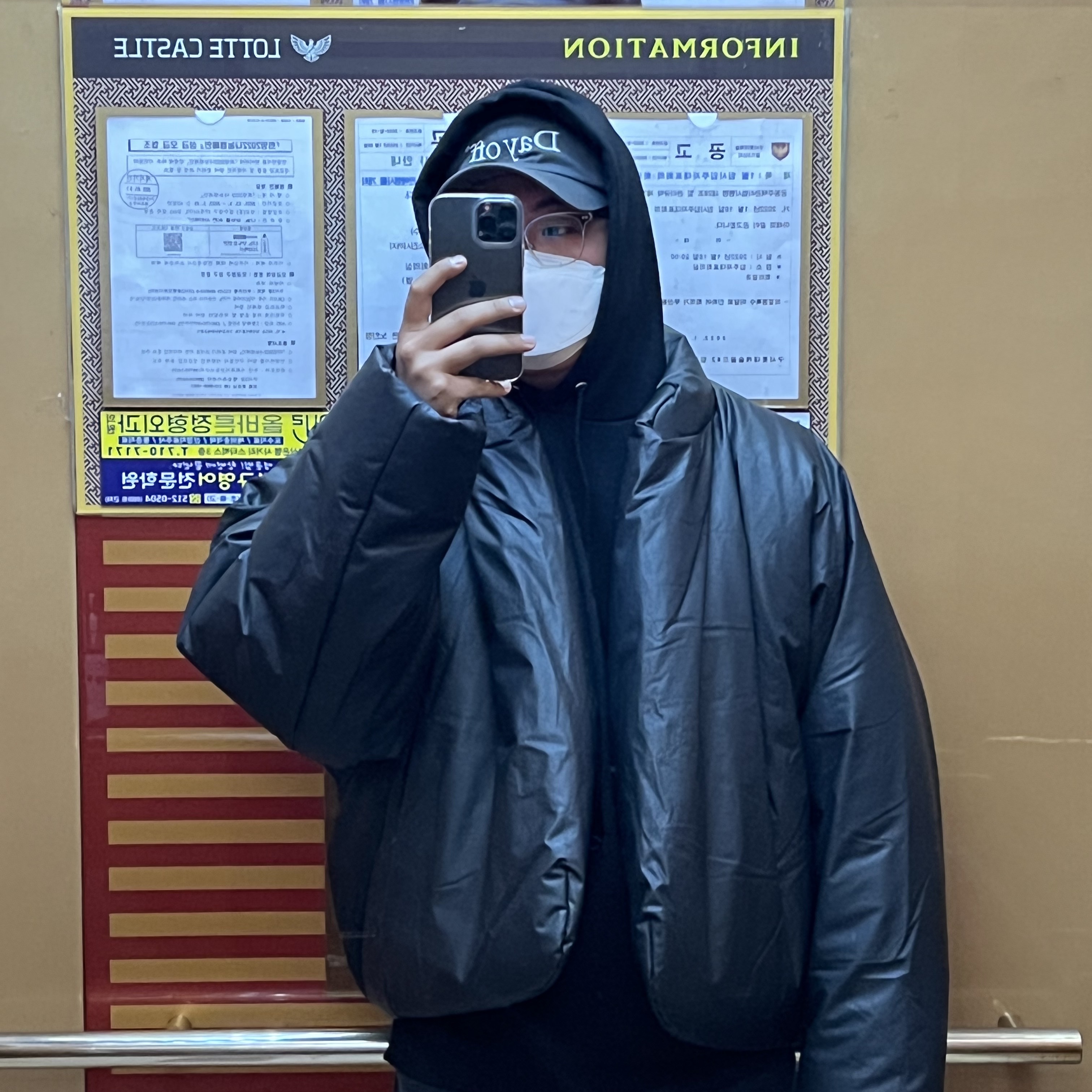 Yeezy Gap Round Jacket Black 착용 스타일