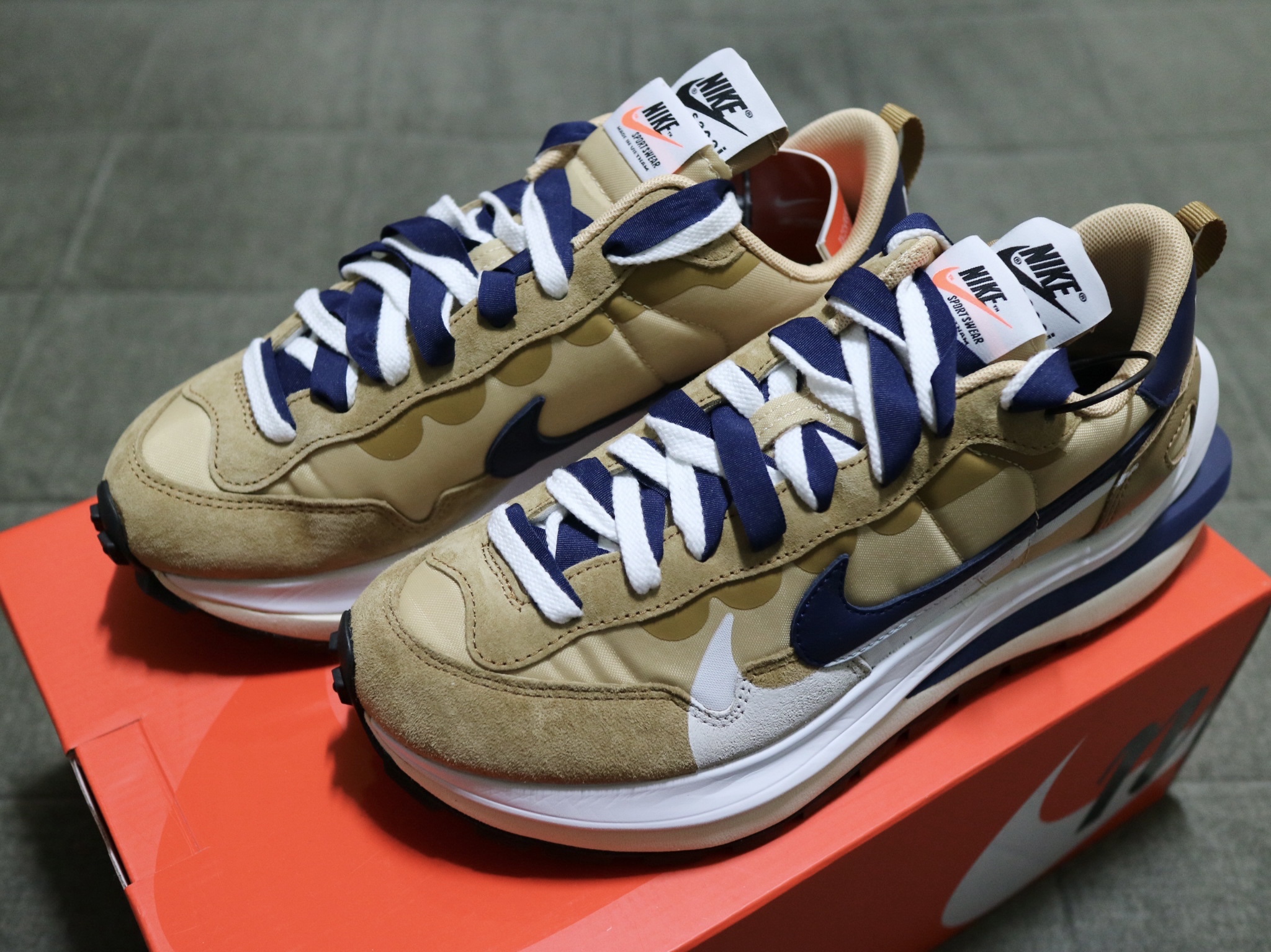 Nike x Sacai VaporWaffle Sesame and Blue Void 착용 스타일 - 2