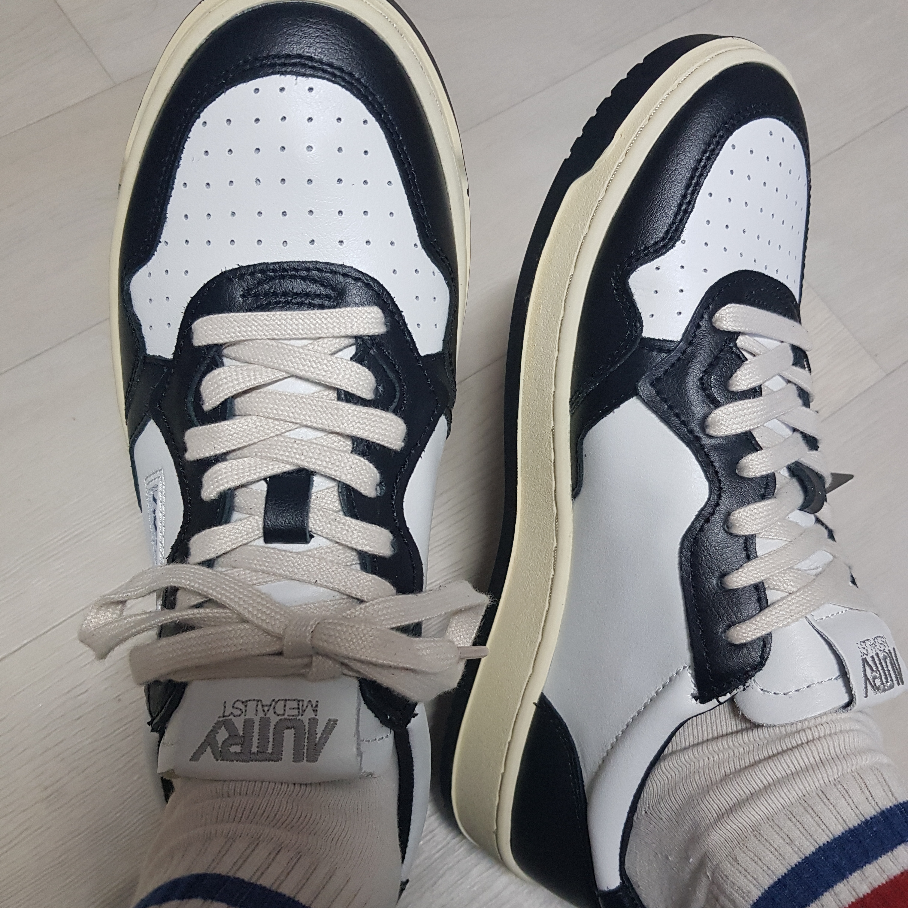 Autry Medalist Low Leather Sneakers Black White 착용 스타일