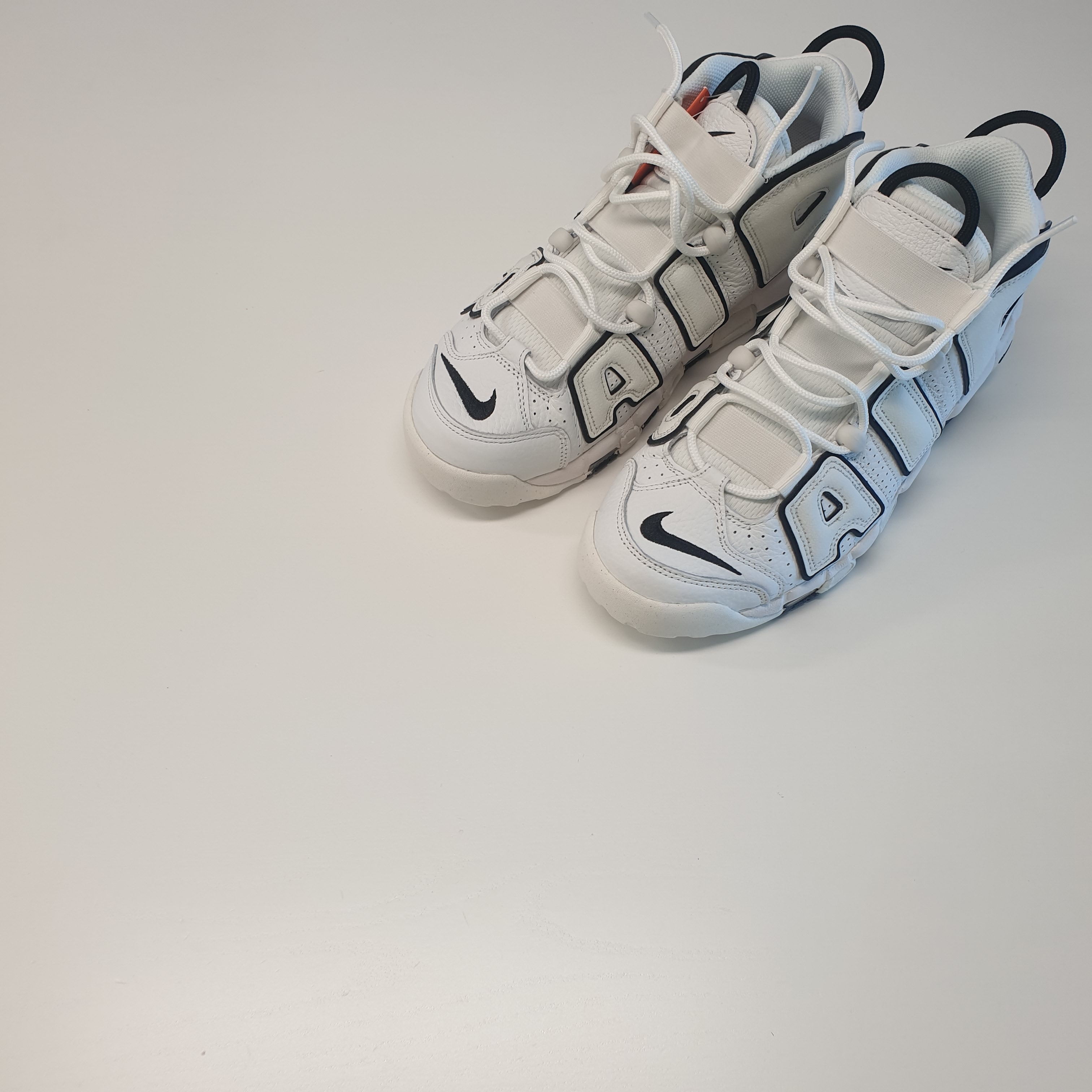 (W) Nike Air More Uptempo Summit White 착용 스타일 - 1