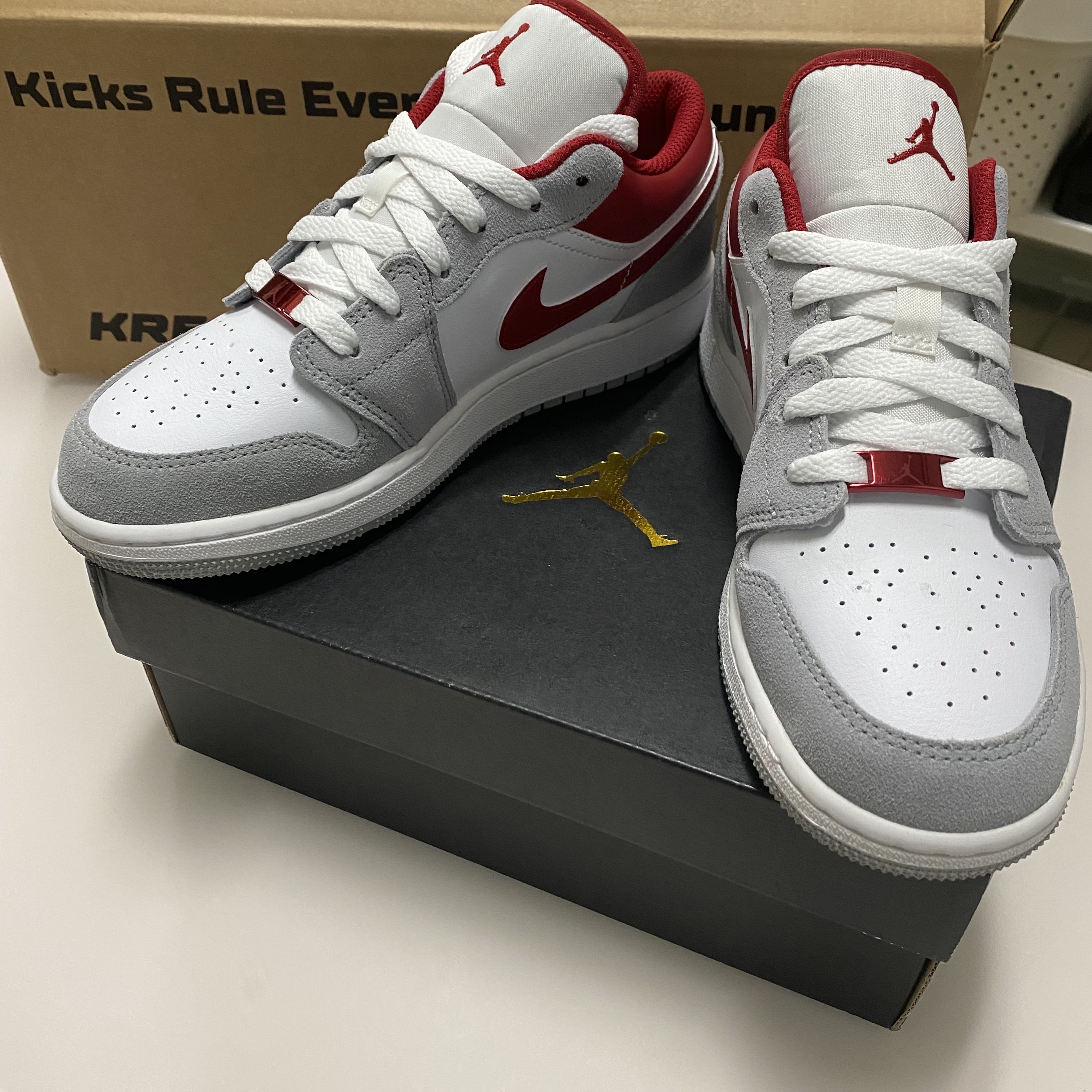 (GS) Jordan 1 Low SE Light Smoke Grey Gym Red 착용 스타일