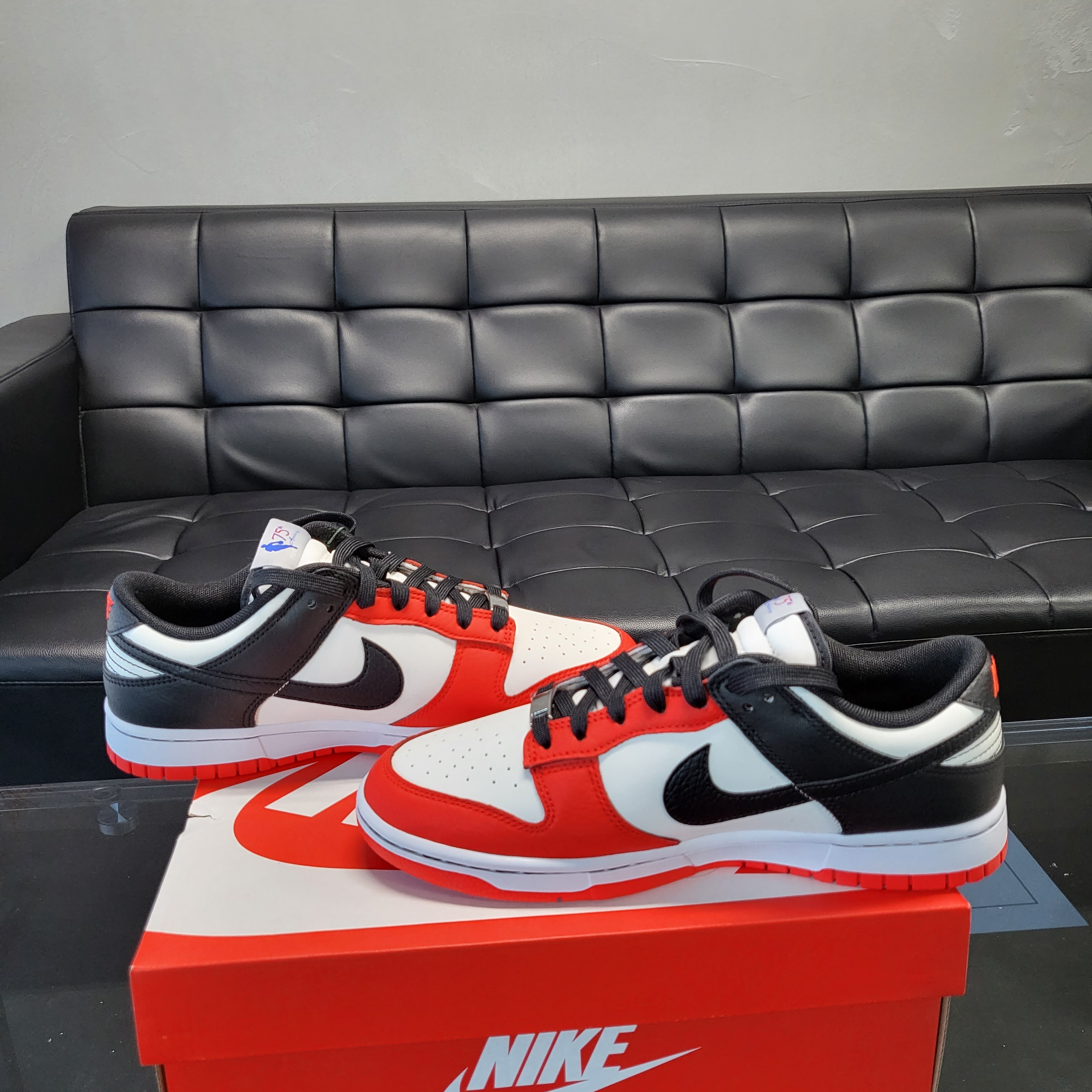 Nike x NBA Dunk Low Retro EMB Black and Chile Red 착용 스타일 - 1