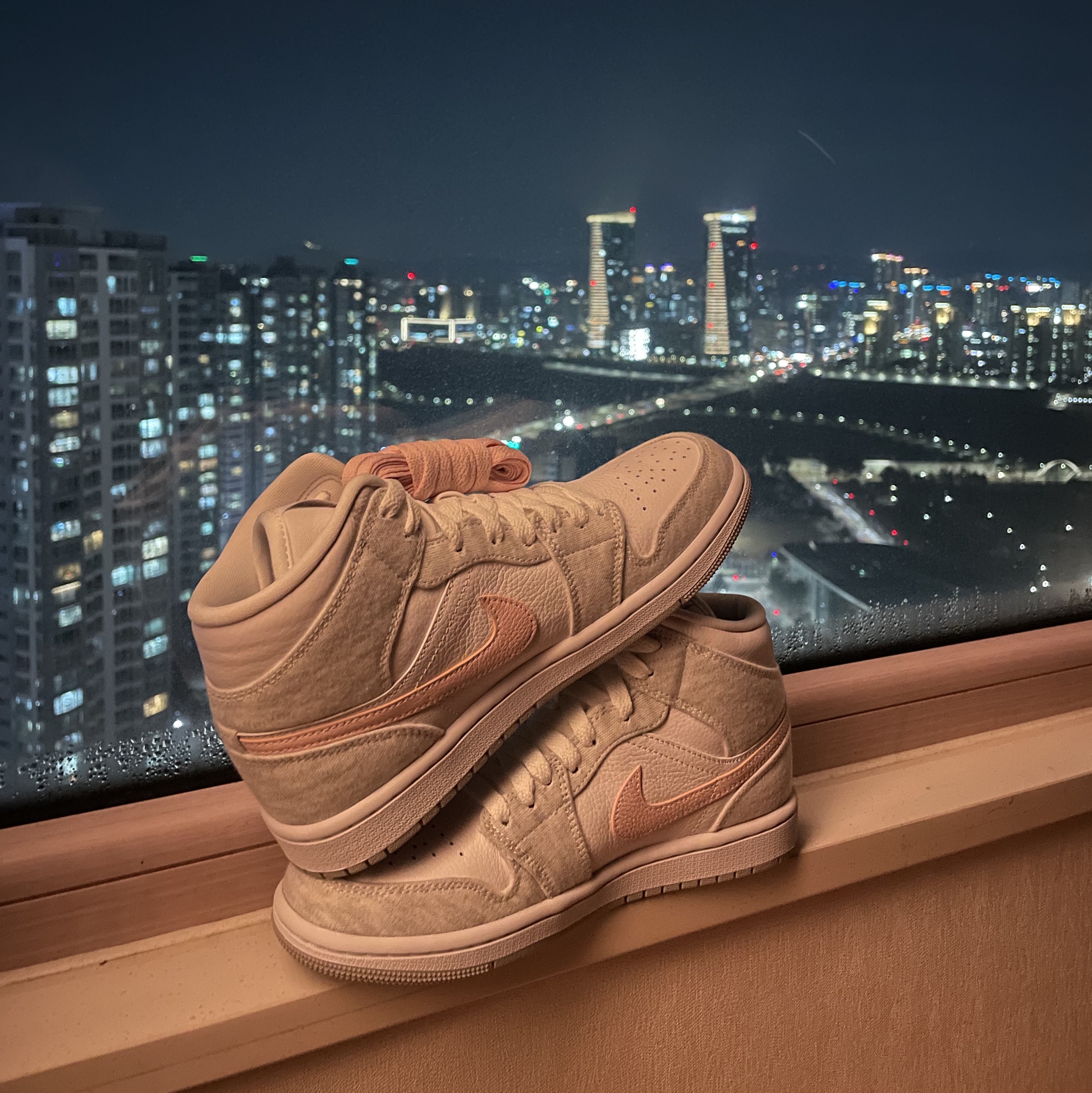(W) Jordan 1 Mid SE Light Iron Ore 착용 스타일