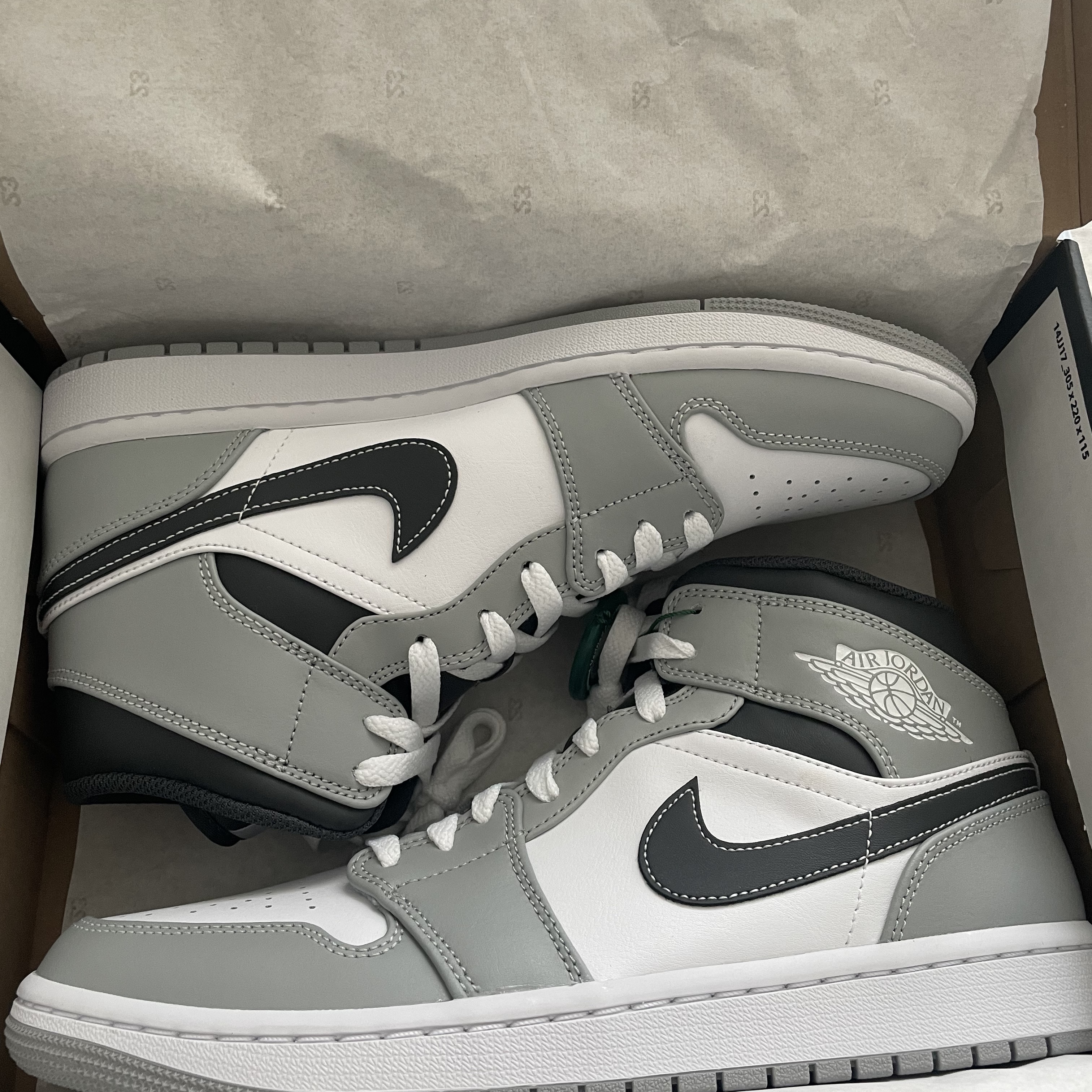 Jordan 1 Mid Light Smoke Grey Anthracite 착용 스타일 - 2