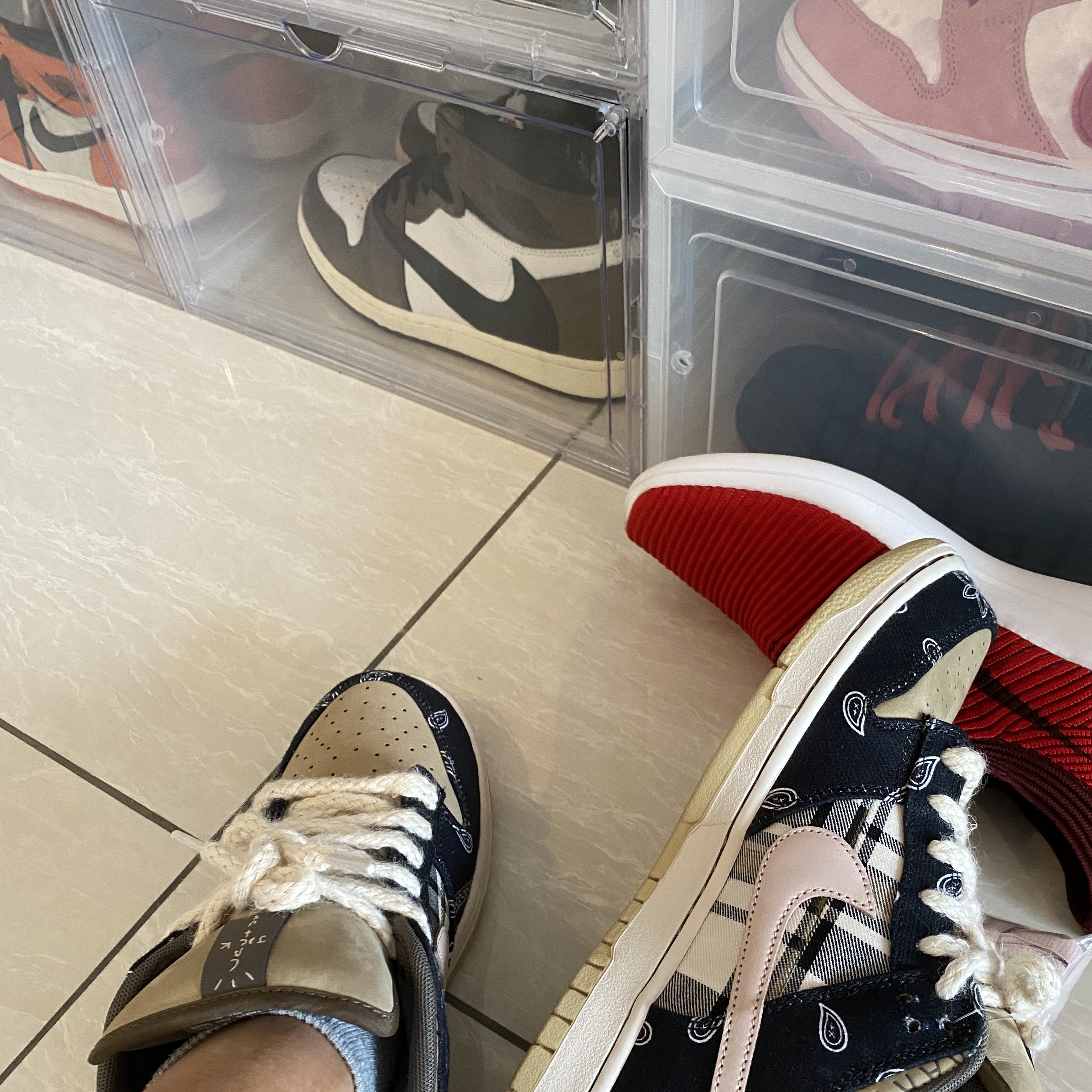 Nike x Travis Scott SB Dunk Low, Jordan 1 x Travis Scott Retro High OG SP Mocha 착용 스타일