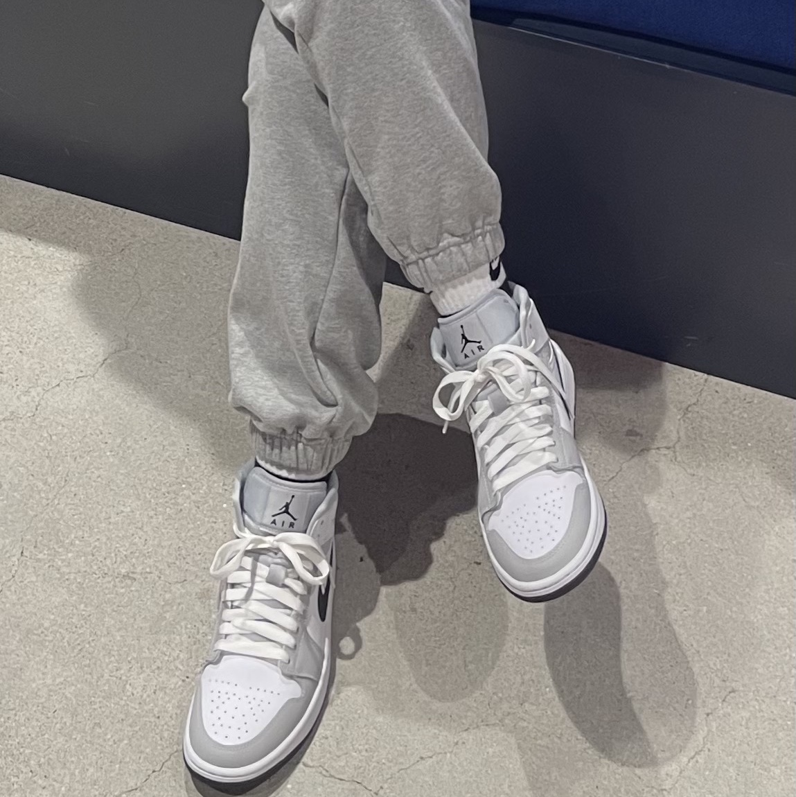 (W) Jordan 1 Mid Grey Fog 착용 스타일 - 1