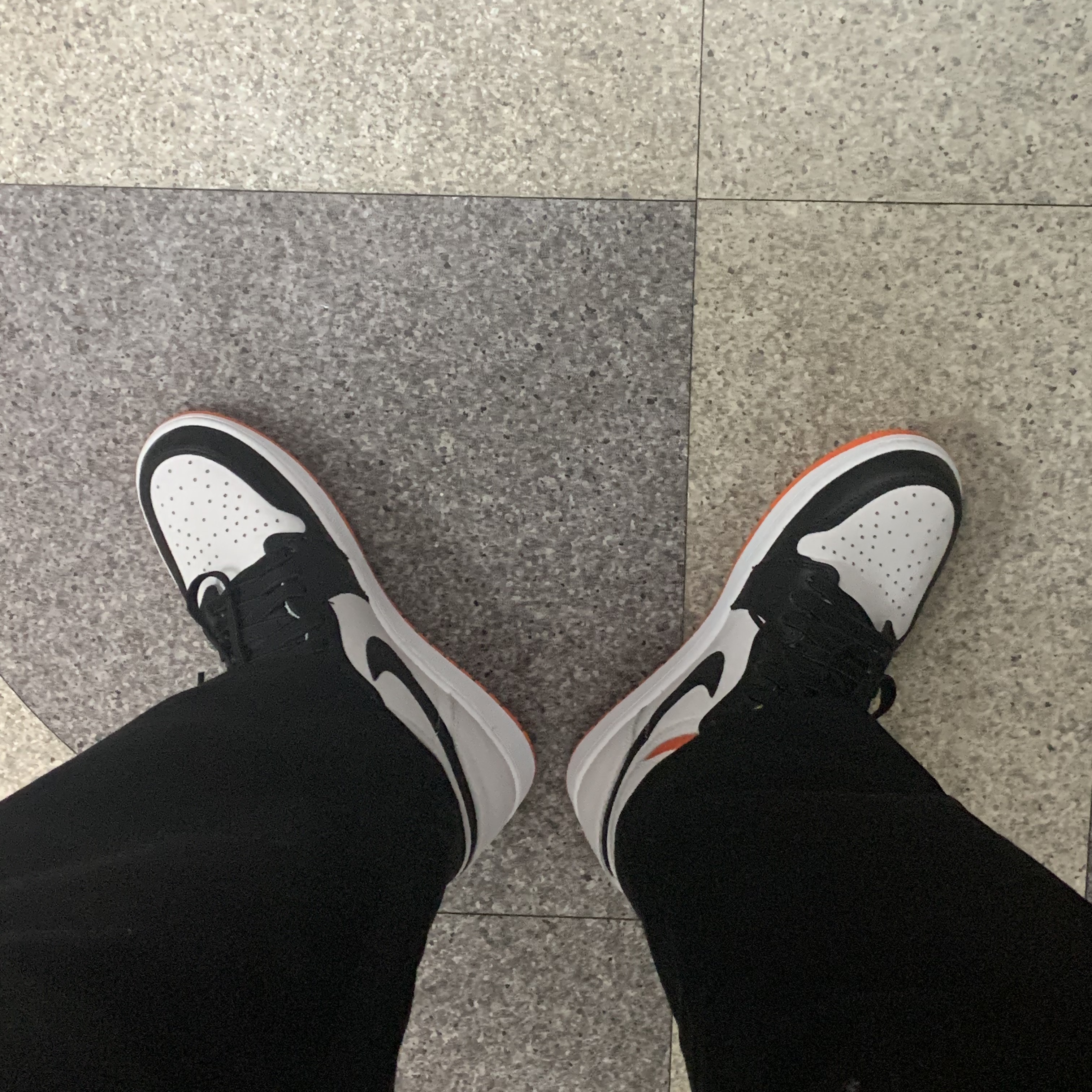 Jordan 1 Retro High OG Electro Orange 착용 스타일
