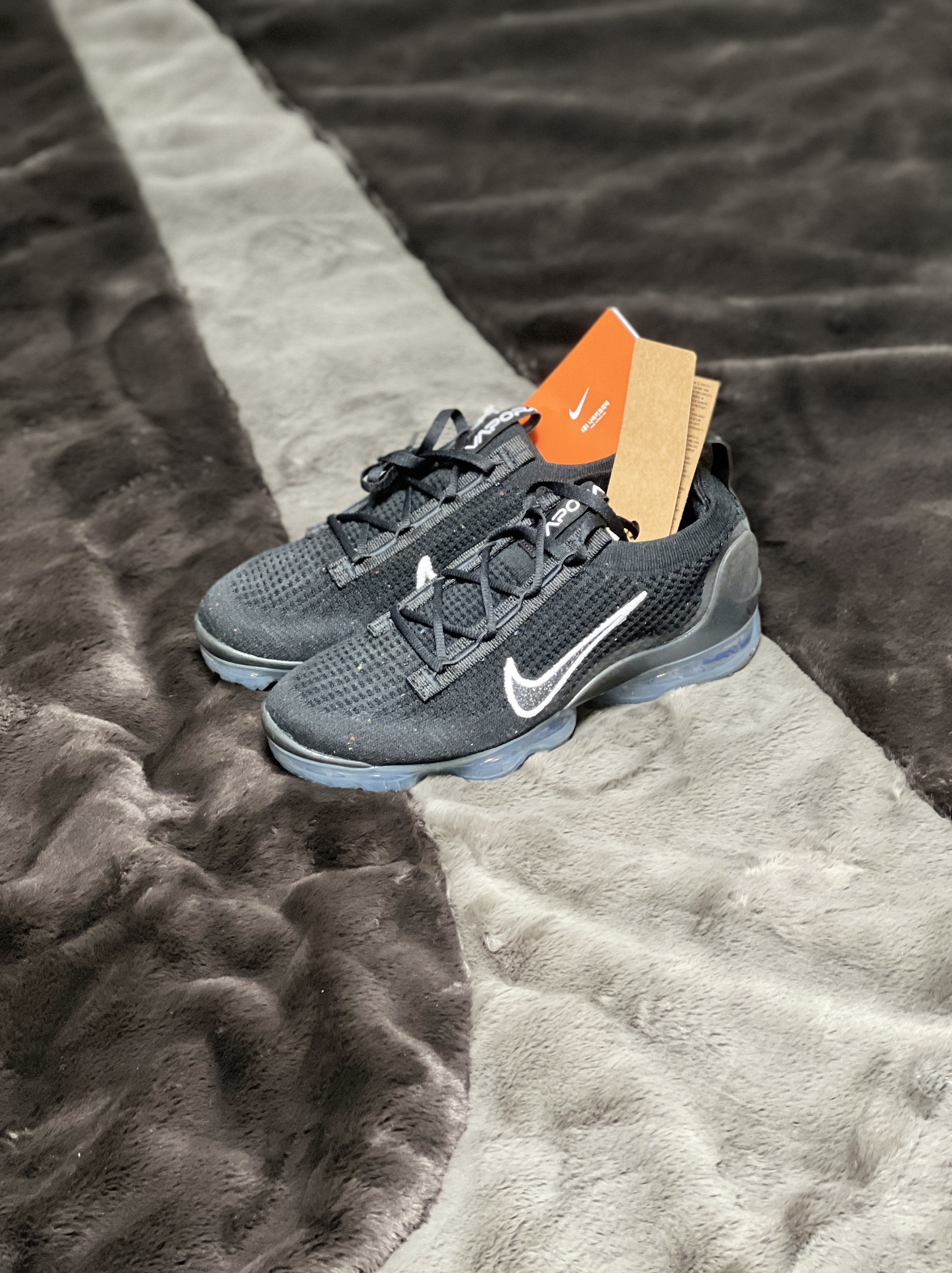 (W) Nike Air Vapormax 2021 Flyknit Black Metallic Silver 착용 스타일 - 2