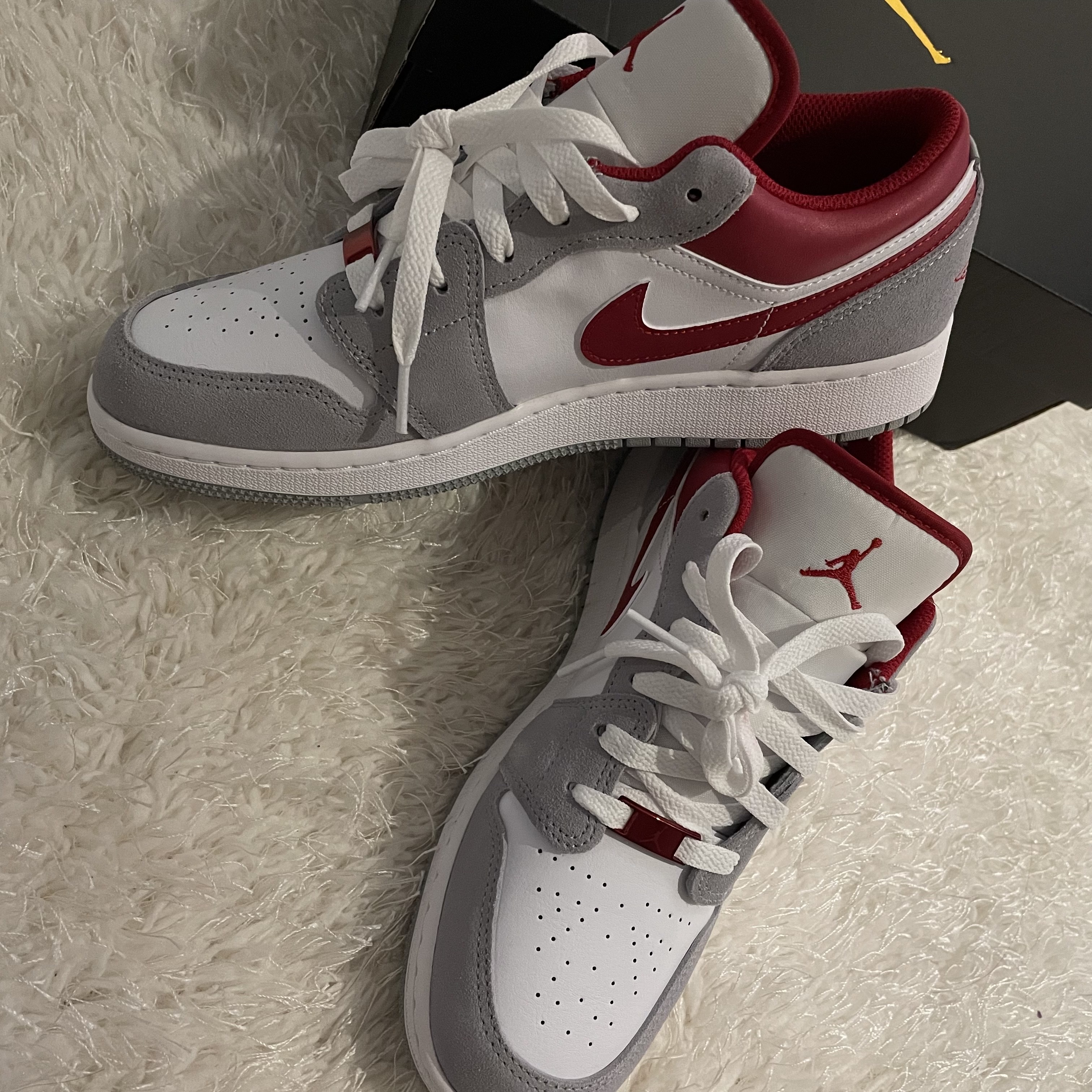 (GS) Jordan 1 Low SE Light Smoke Grey Gym Red 착용 스타일
