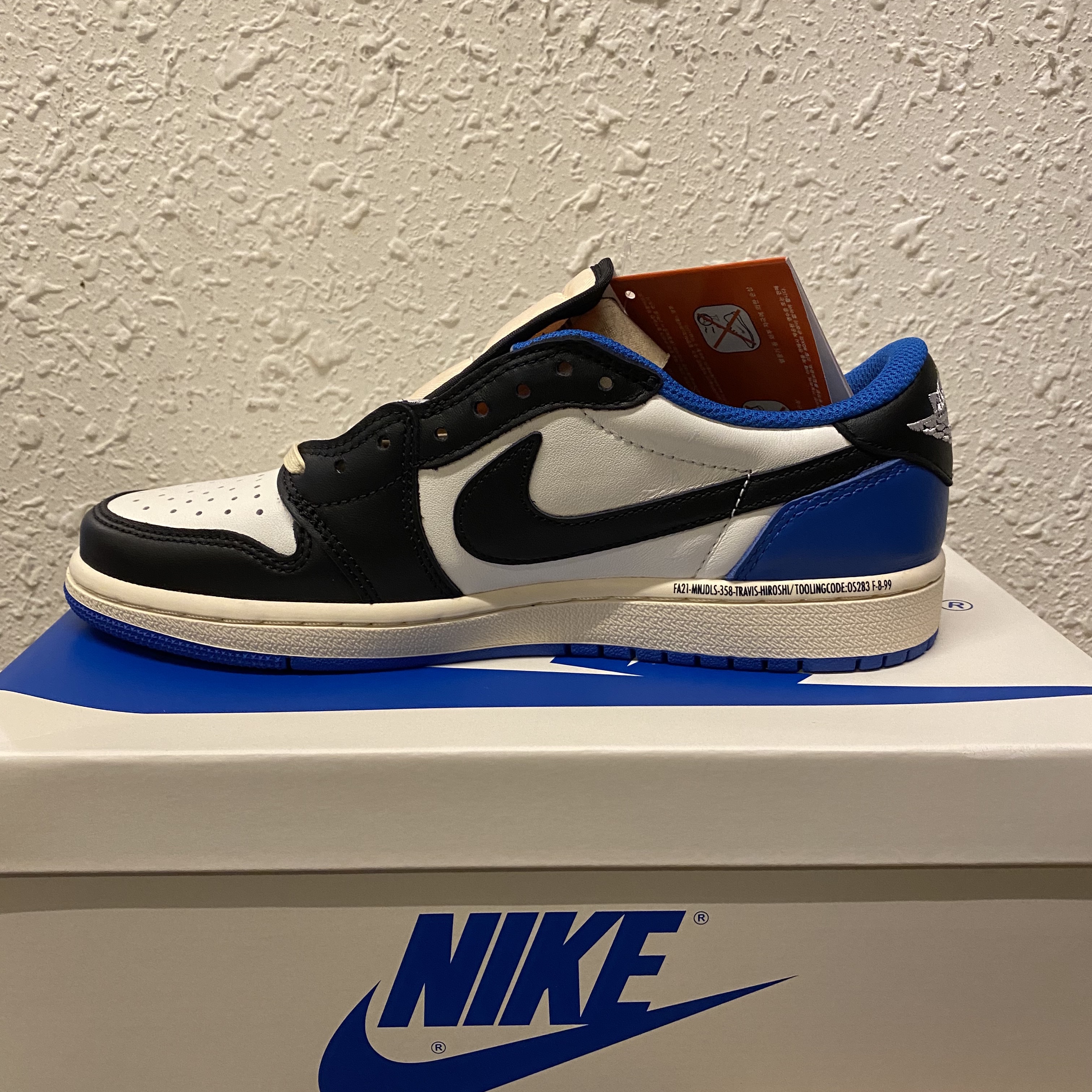 Jordan 1 x Travis Scott x Fragment Retro Low OG SP Military Blue 착용 스타일 - 3